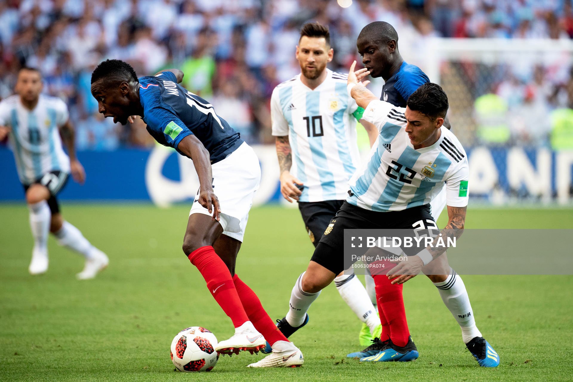 Cristian Pavon of Argentina and Blaise Matuidi of France
