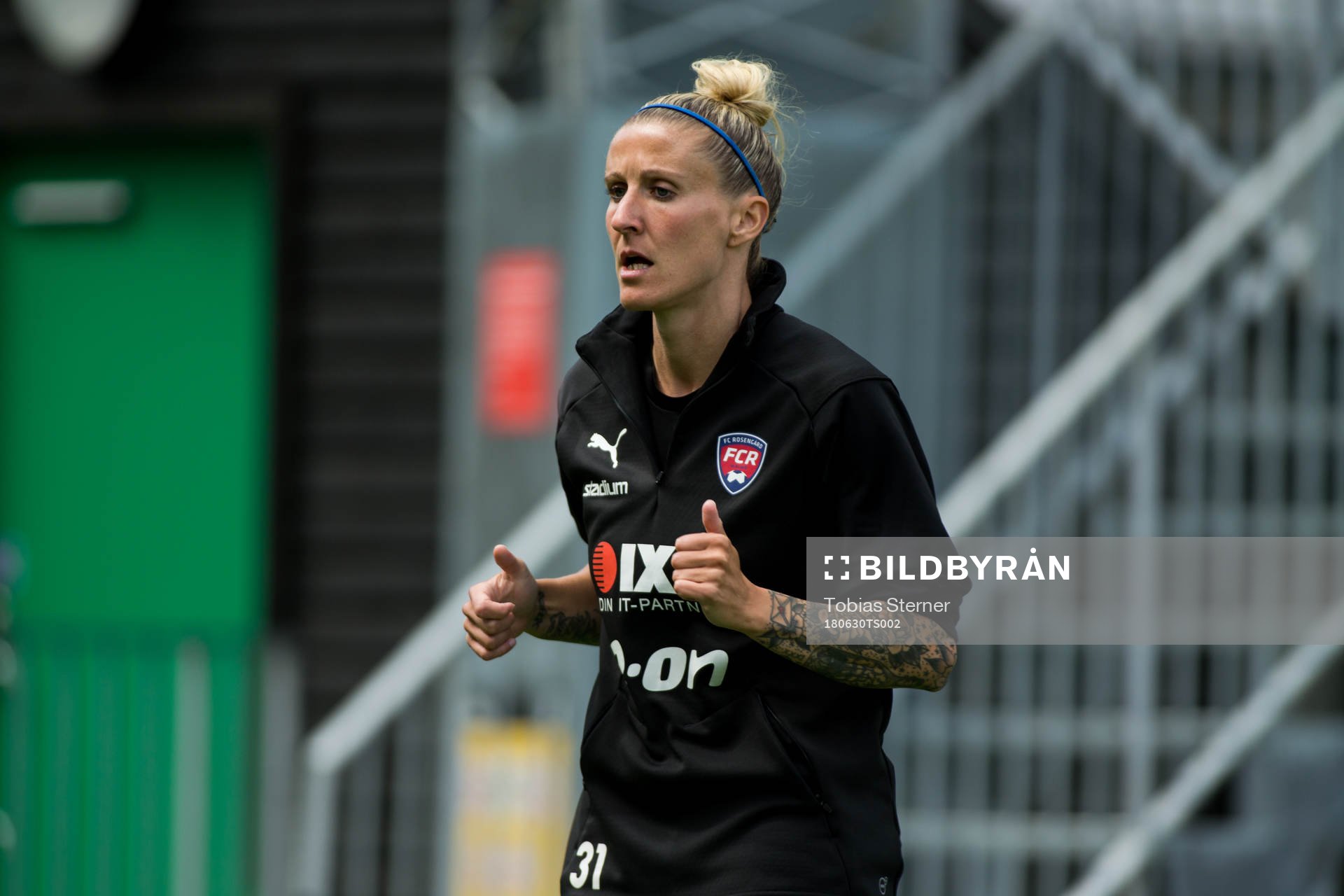 Rosengårds Anja Mittag värmer upp innan fotbollsmatchen i