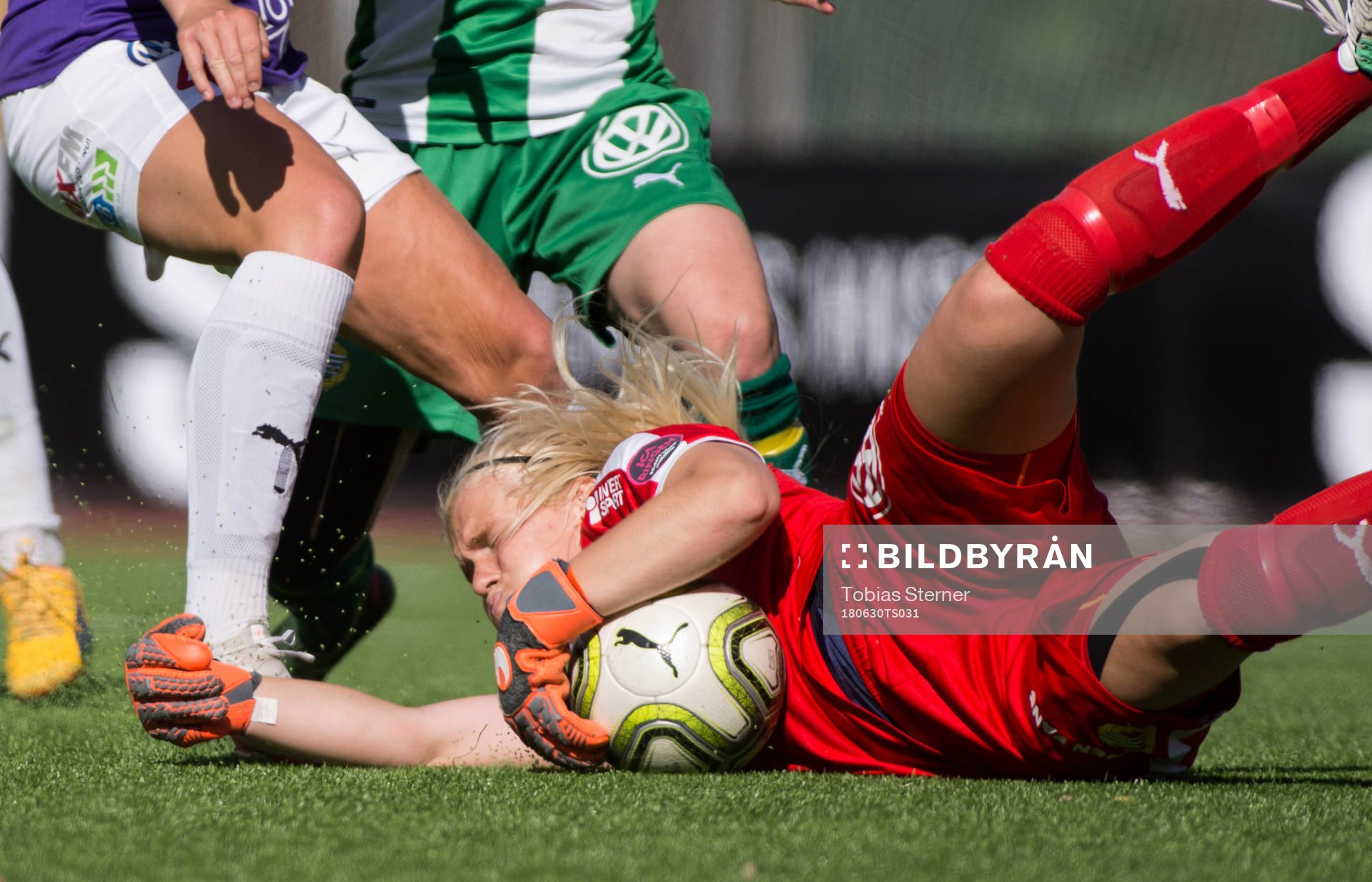 Hammarbys målvakt Emma Holmgren räddar ett skott