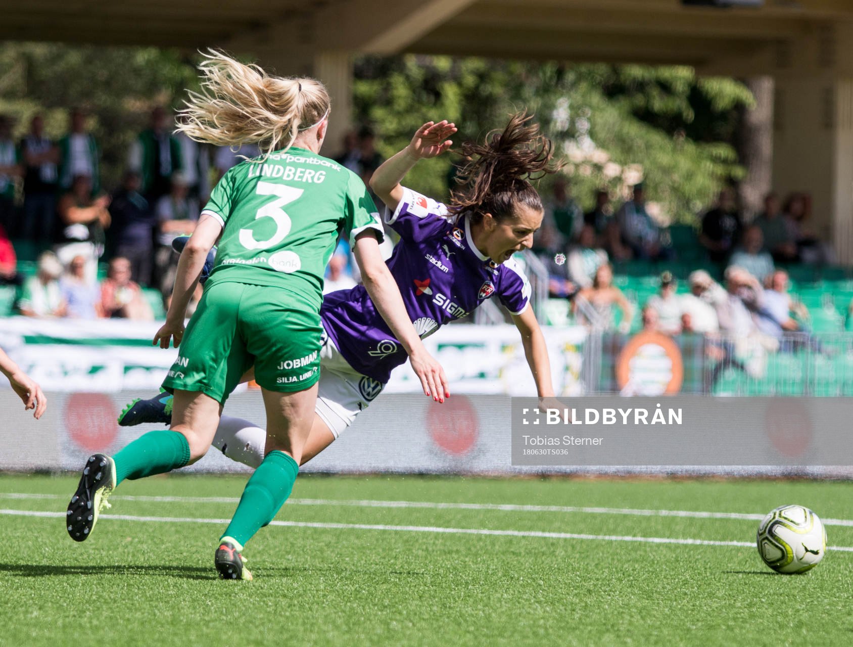 Rosengårds Iva Landeka blir tacklad i Hammarbys straffområde under fotbollsmatchen i Damallsvenskan mellan Hammarby och Rosengård den 30 juni 2018 i Stockholm.