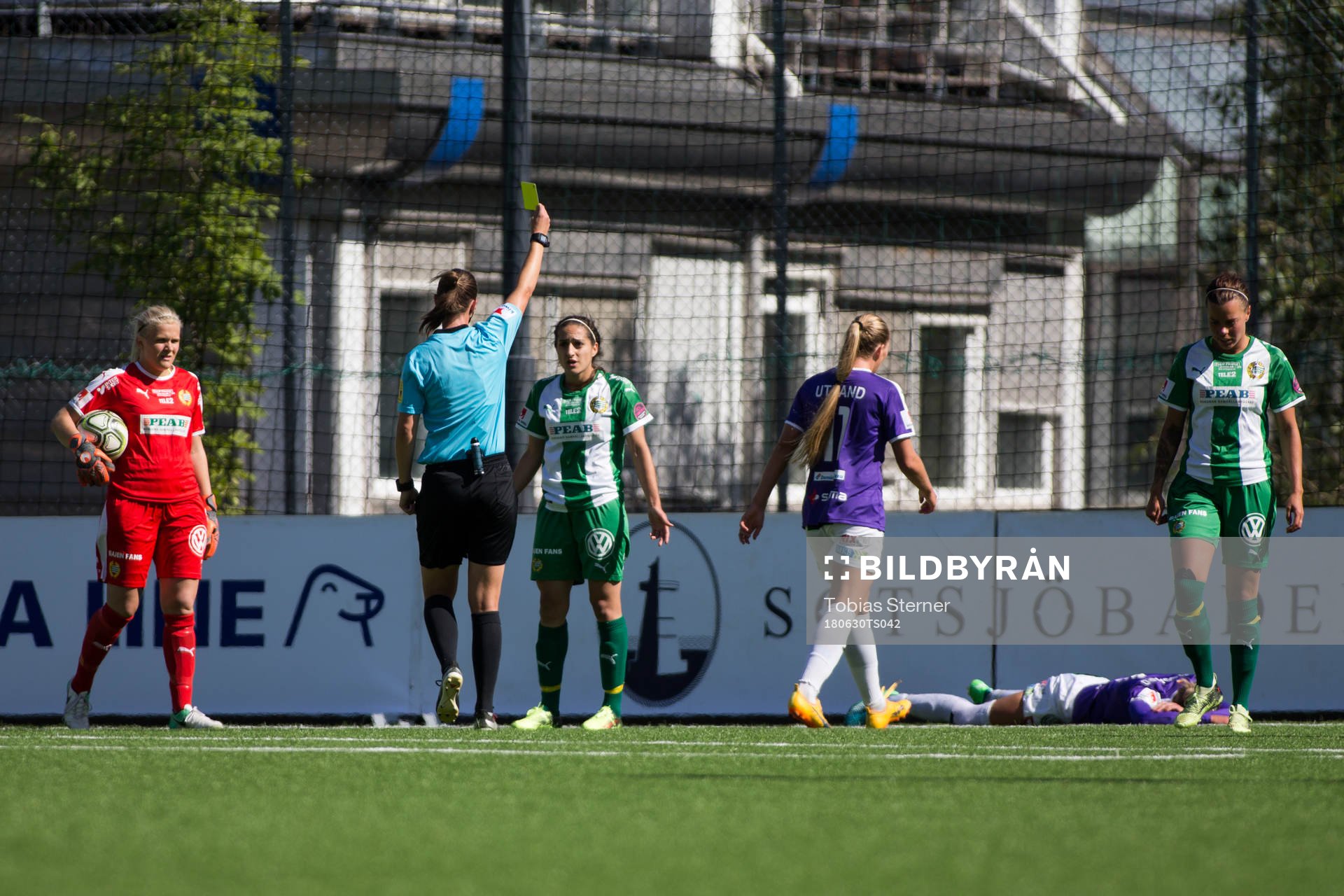 Hammarbys Sejde Abrahamsson får ett gult kort