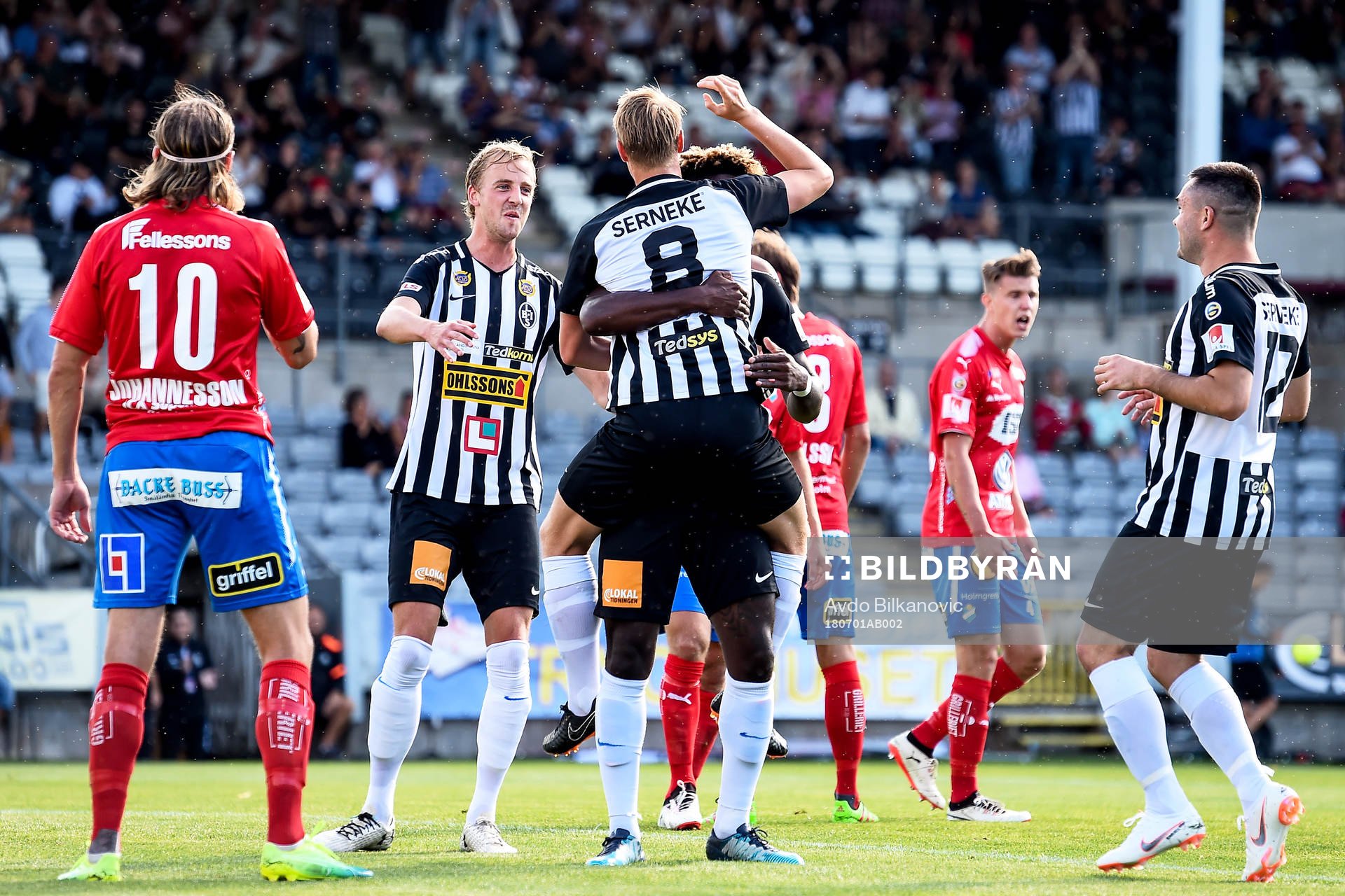 Landskronas Måns Ekvall jublar med lagkamrater efter 1-0 under fotbollsmatchen i Superettan mellan Landskrona och Öster den 1 juli 2018 i Landskrona.