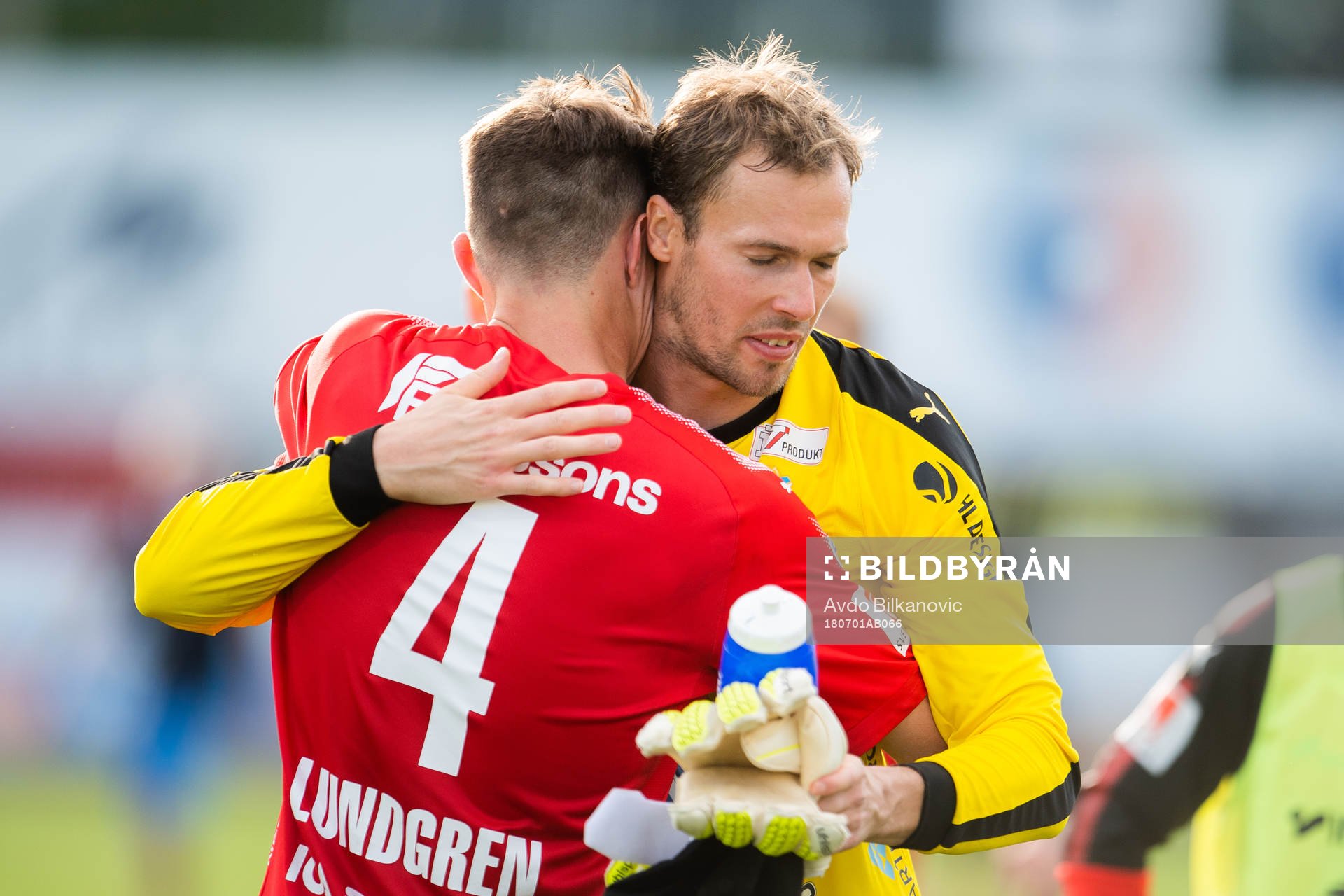 Östers målvakt Robin Malmkvist och Fredrik Lundgrenjublar