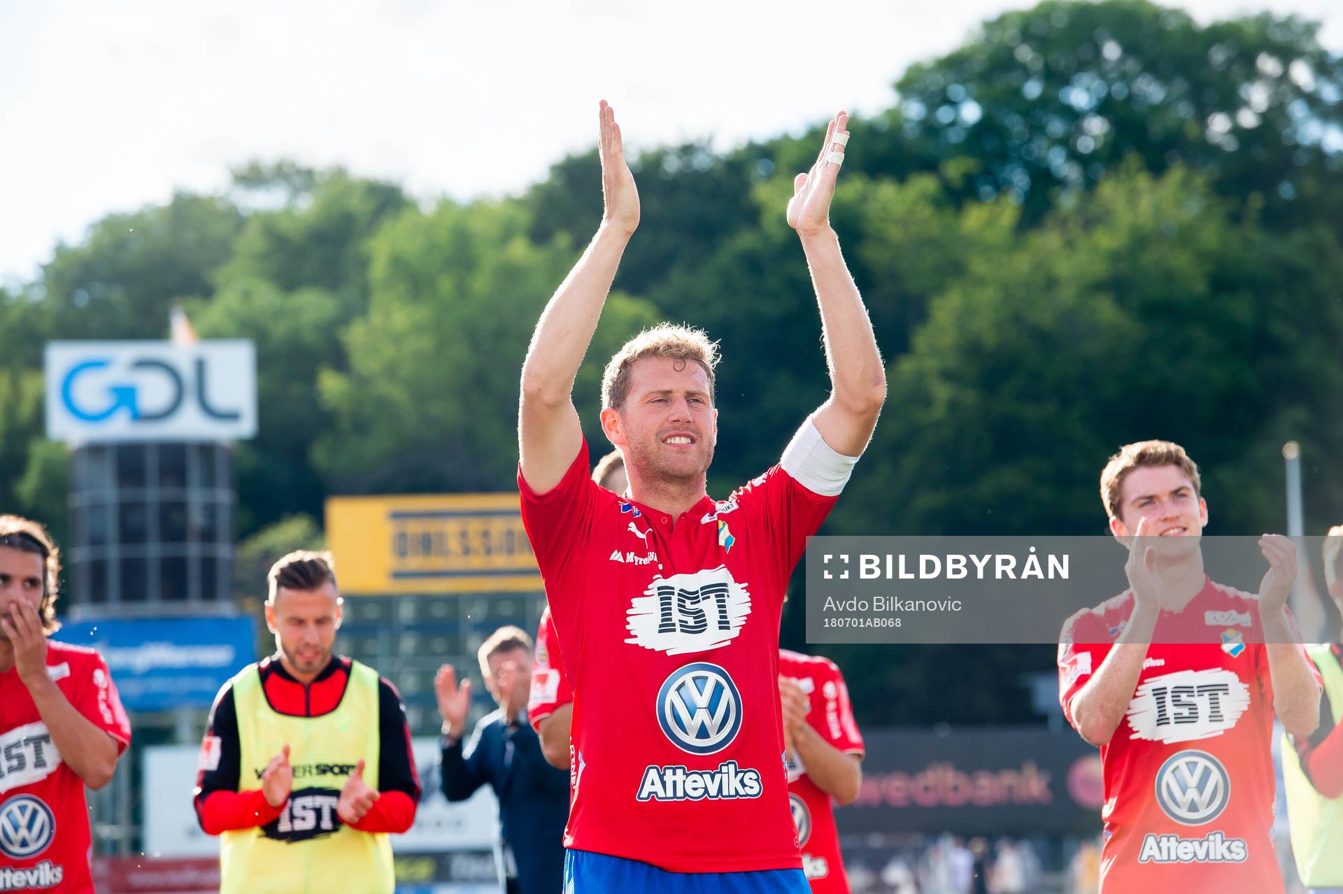 Östers Stefan Karlsson jublar efter slutsignalen under fotbollsmatchen i Superettan mellan Landskrona och Öster den 1 juli 2018 i Landskrona.