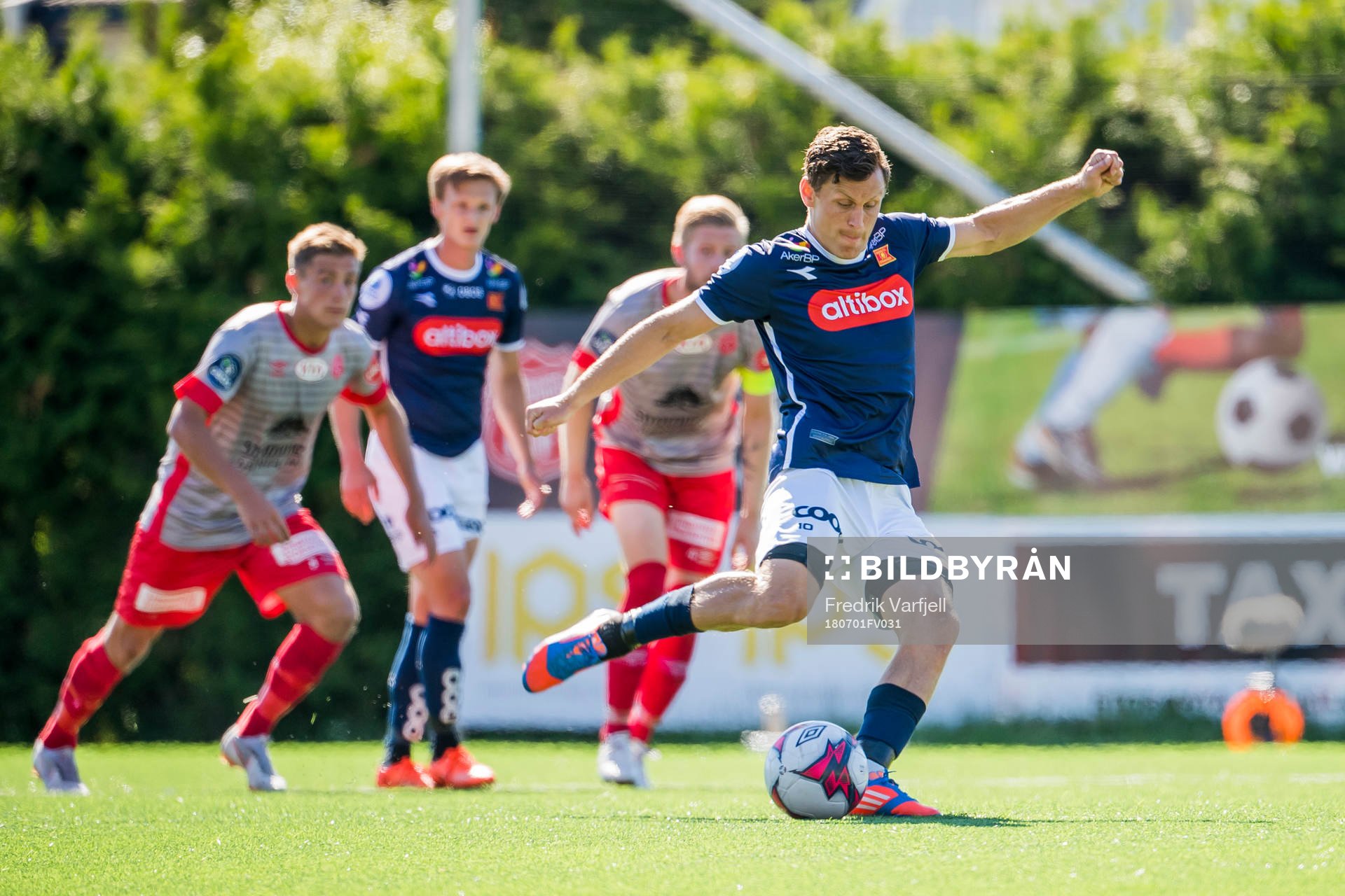 Tommy Høiland of Viking scores 1-5