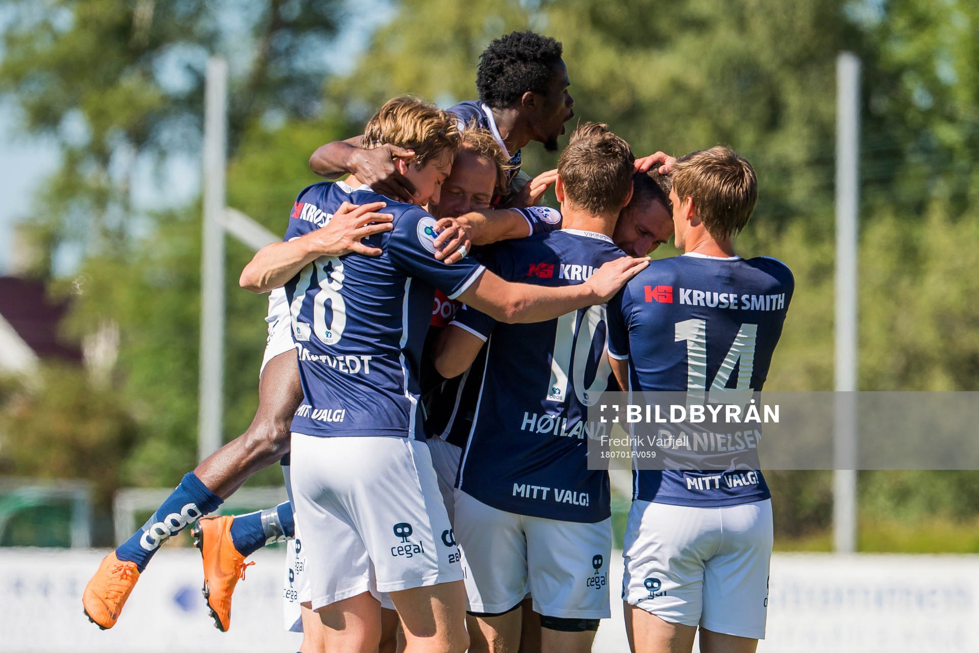 Tommy Høiland of Viking celebrates with his teammates