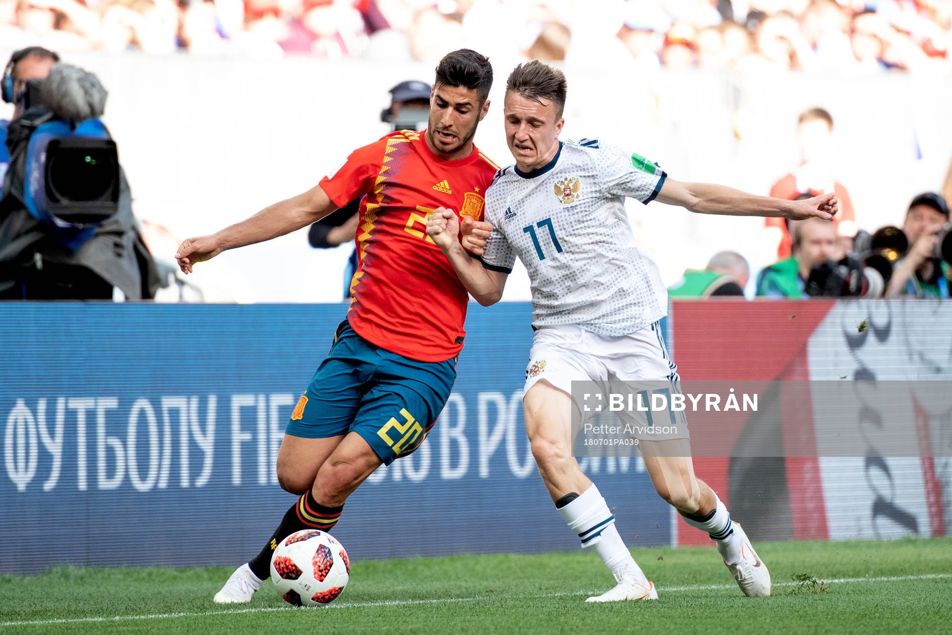 Marco Asensio of Spain and Aleksandr Golovin of Russia