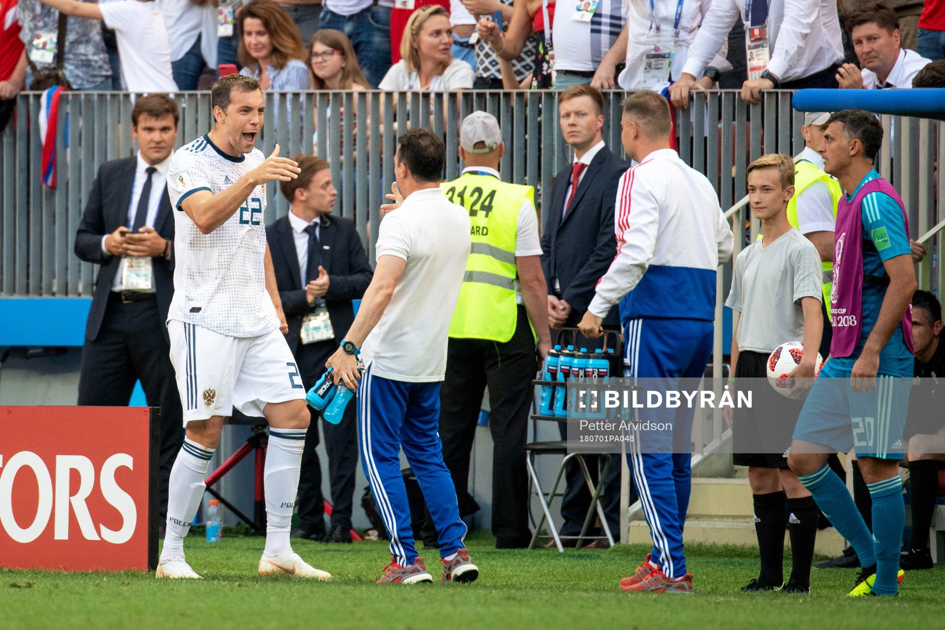 Artem Dzyuba of Russia celebrates