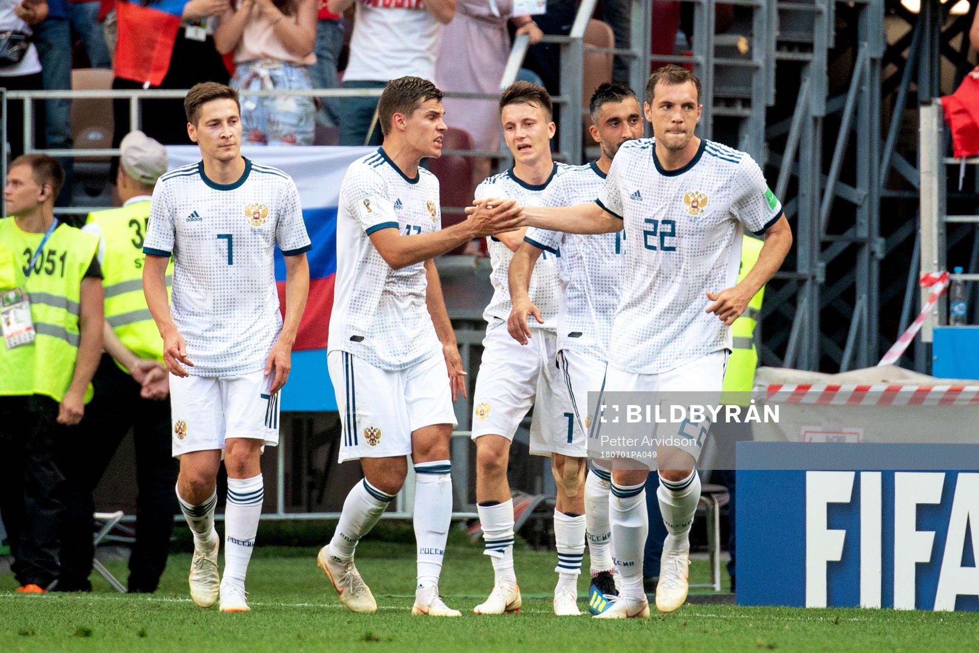 Artem Dzyuba of Russia celebrates with his teammates