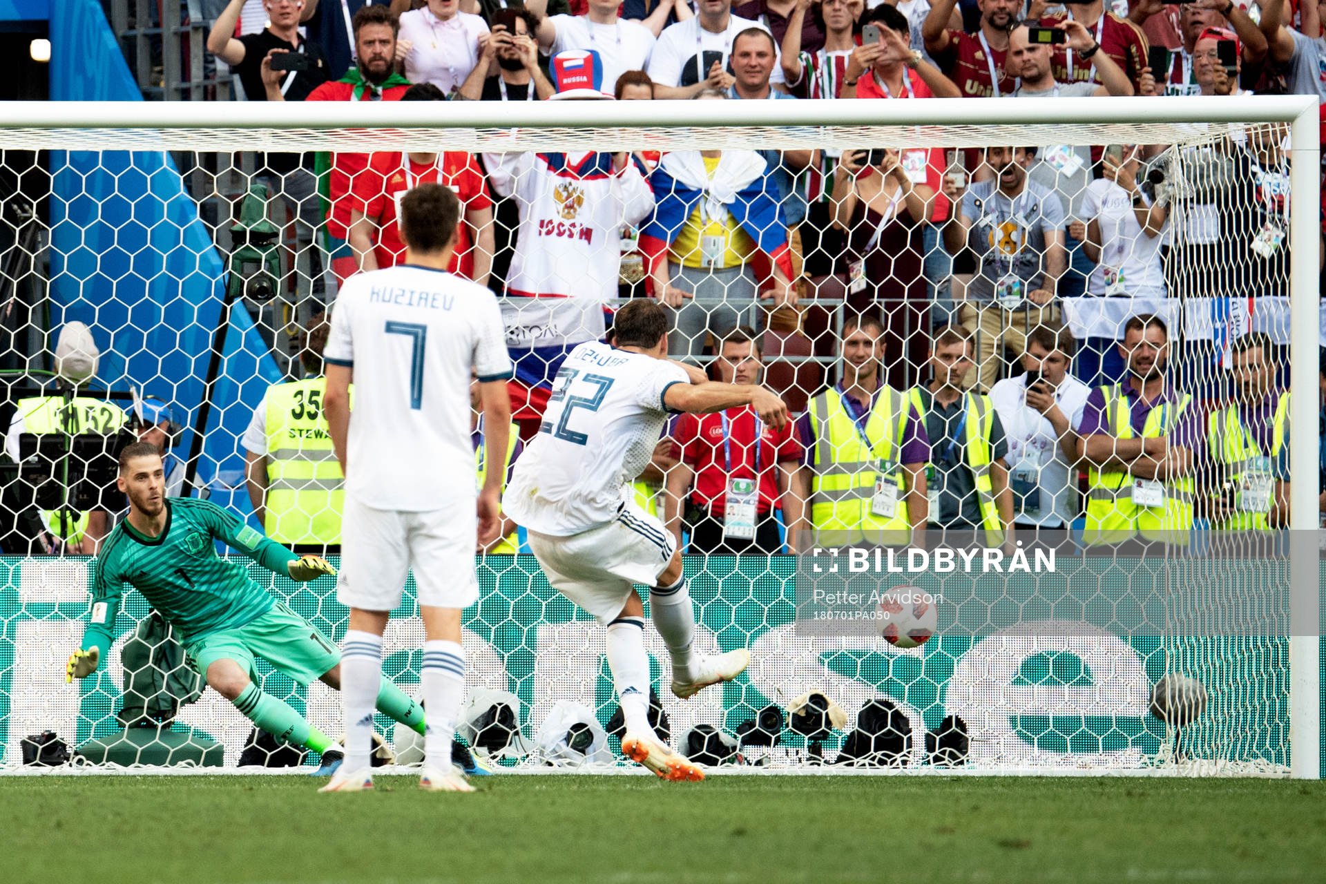 Artem Dzyuba of Russia scores 1-1