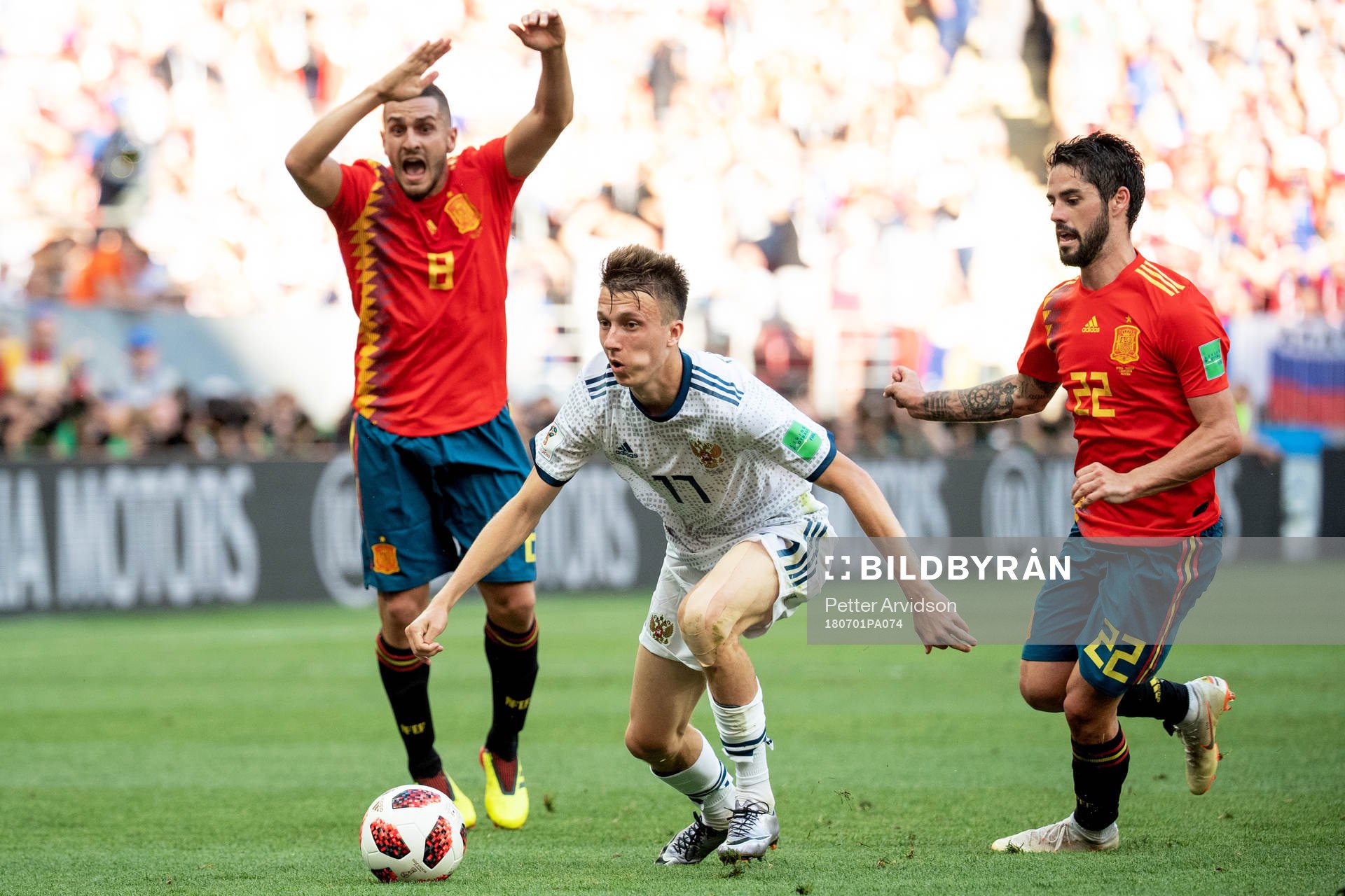Aleksandr Golovin of Russia and Isco of Spain
