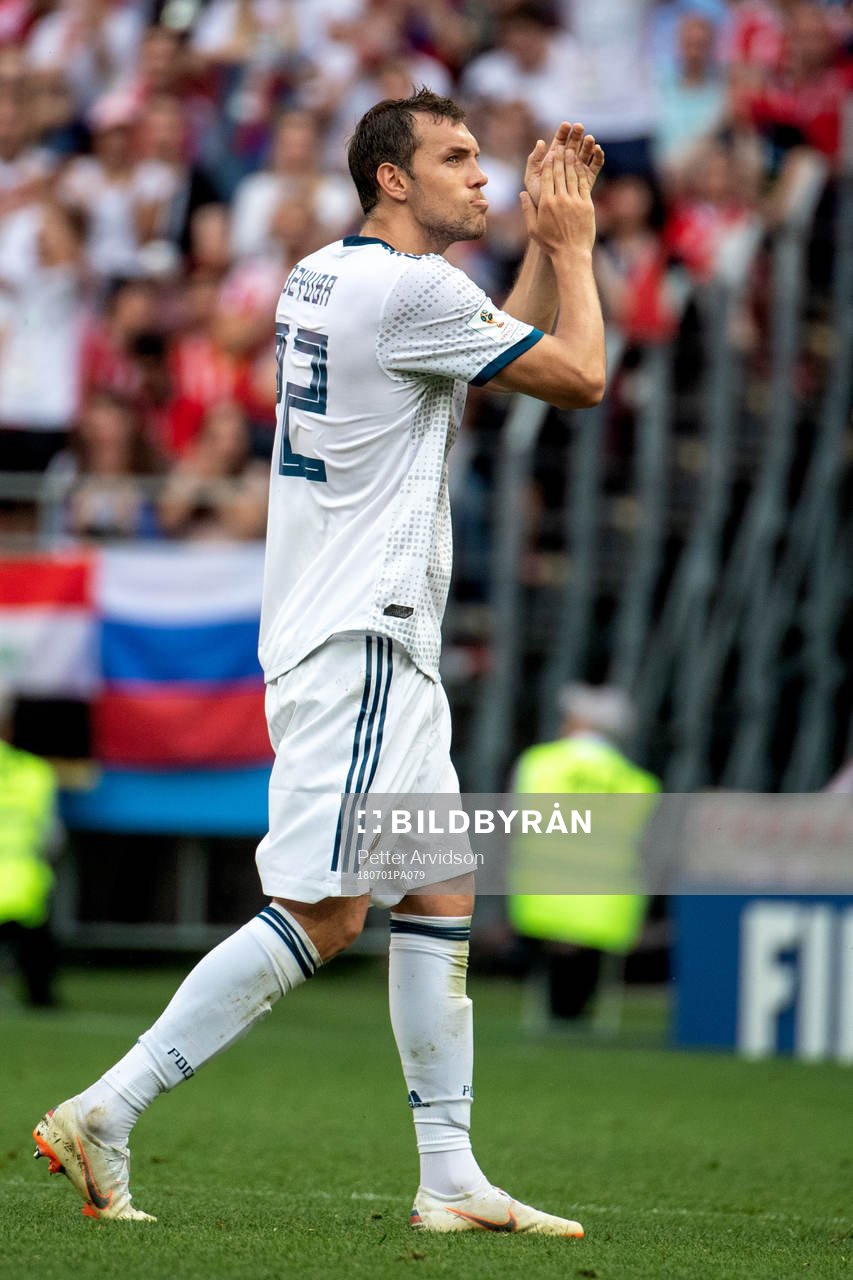 Artem Dzyuba of Russia leaves the pitch