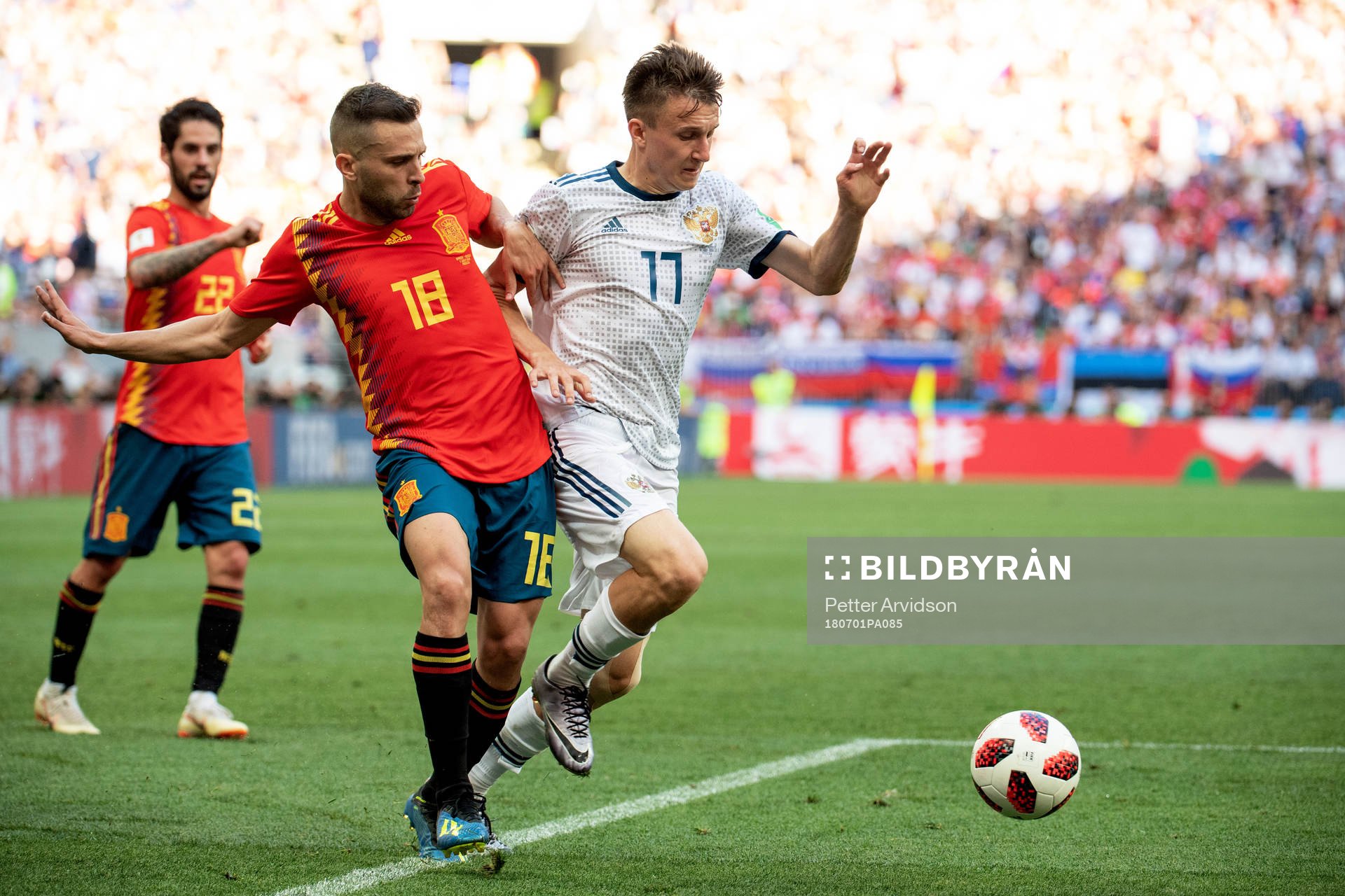Jordi Alba of Spain and Aleksandr Golovin of Russia