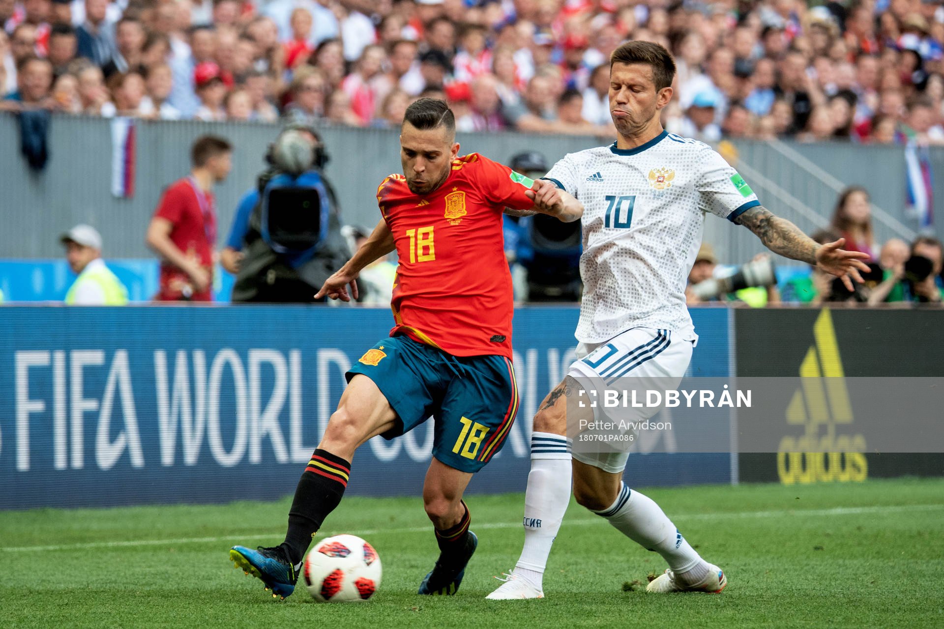 Jordi Alba of Spain and Fedor Smolov of Russia