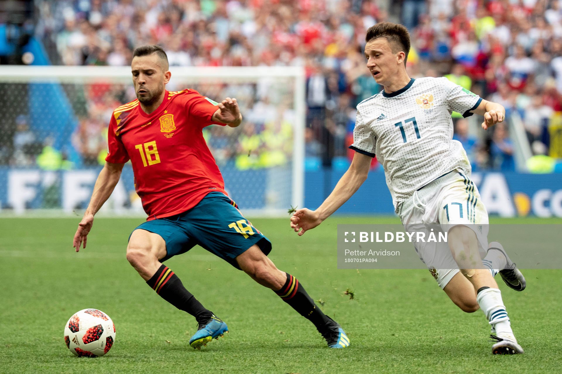 Jordi Alba of Spain and Aleksandr Golovin of Russia