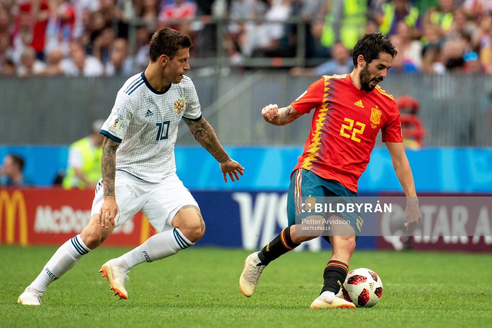 Fedor Smolov of Russia and Isco of Spain