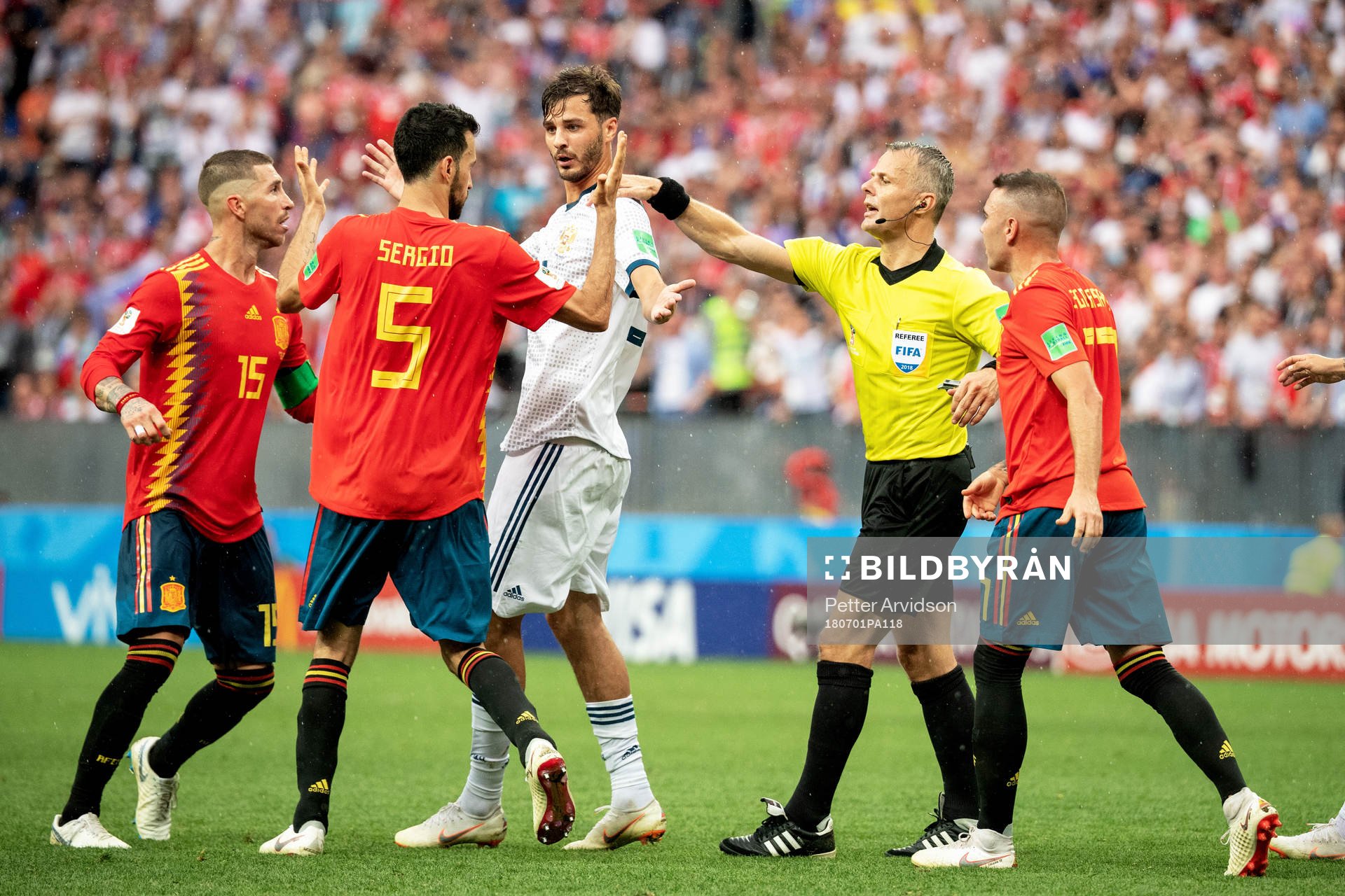 referee Björn Kuipers