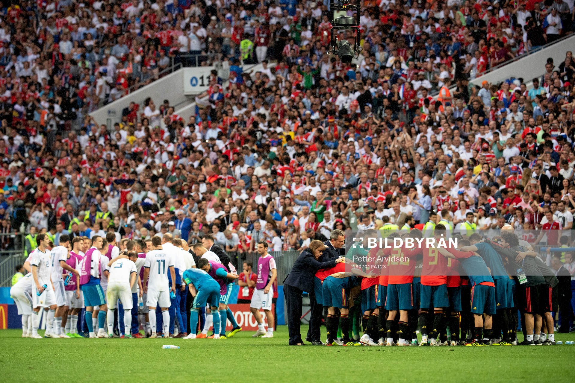 Players of Spain and Russia