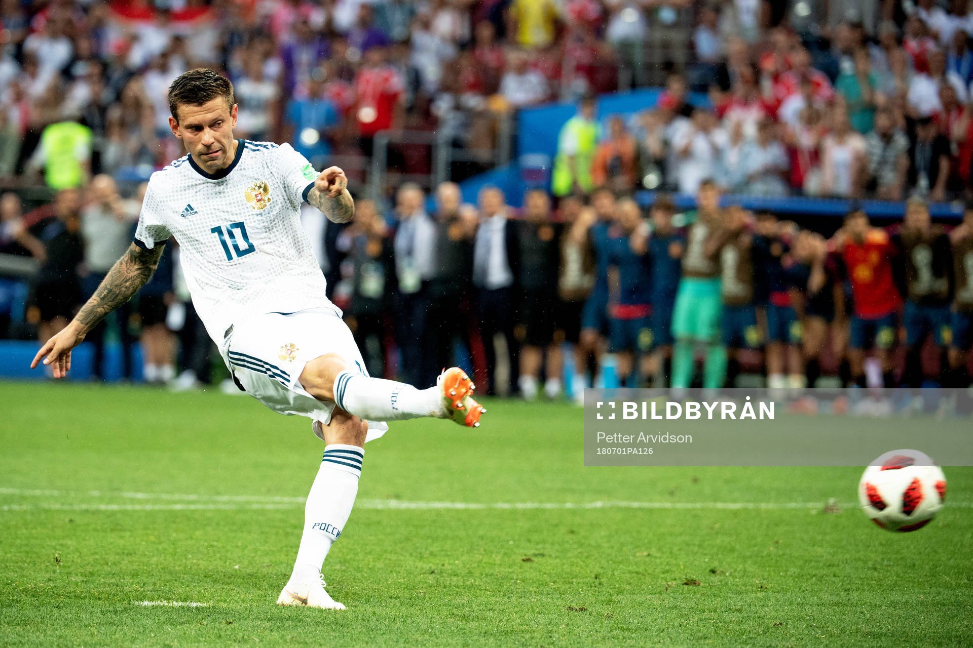 Fedor Smolov of Russia shoot a penalty