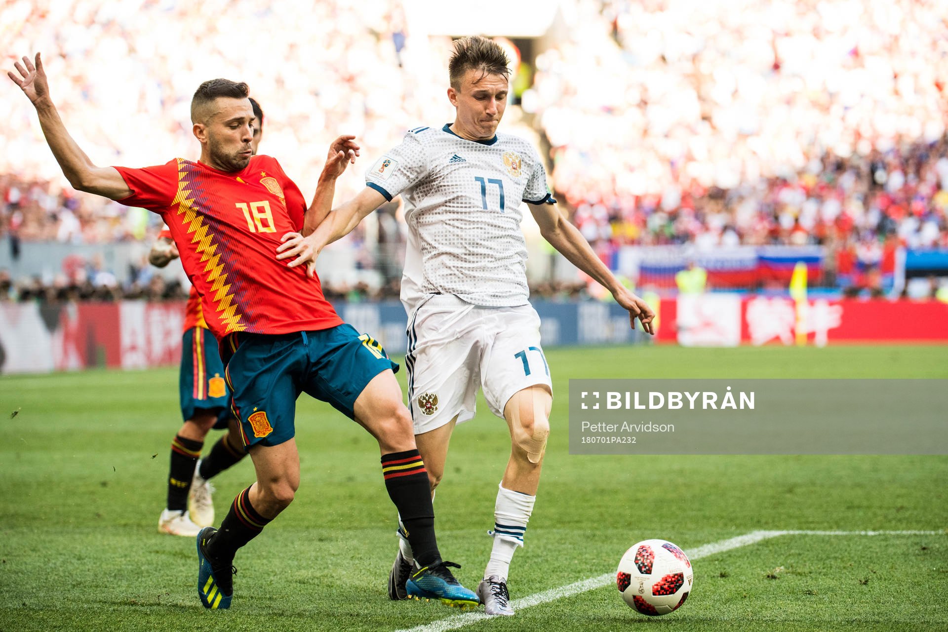 Jordi Alba of Spain and Aleksandr Golovin of Russia