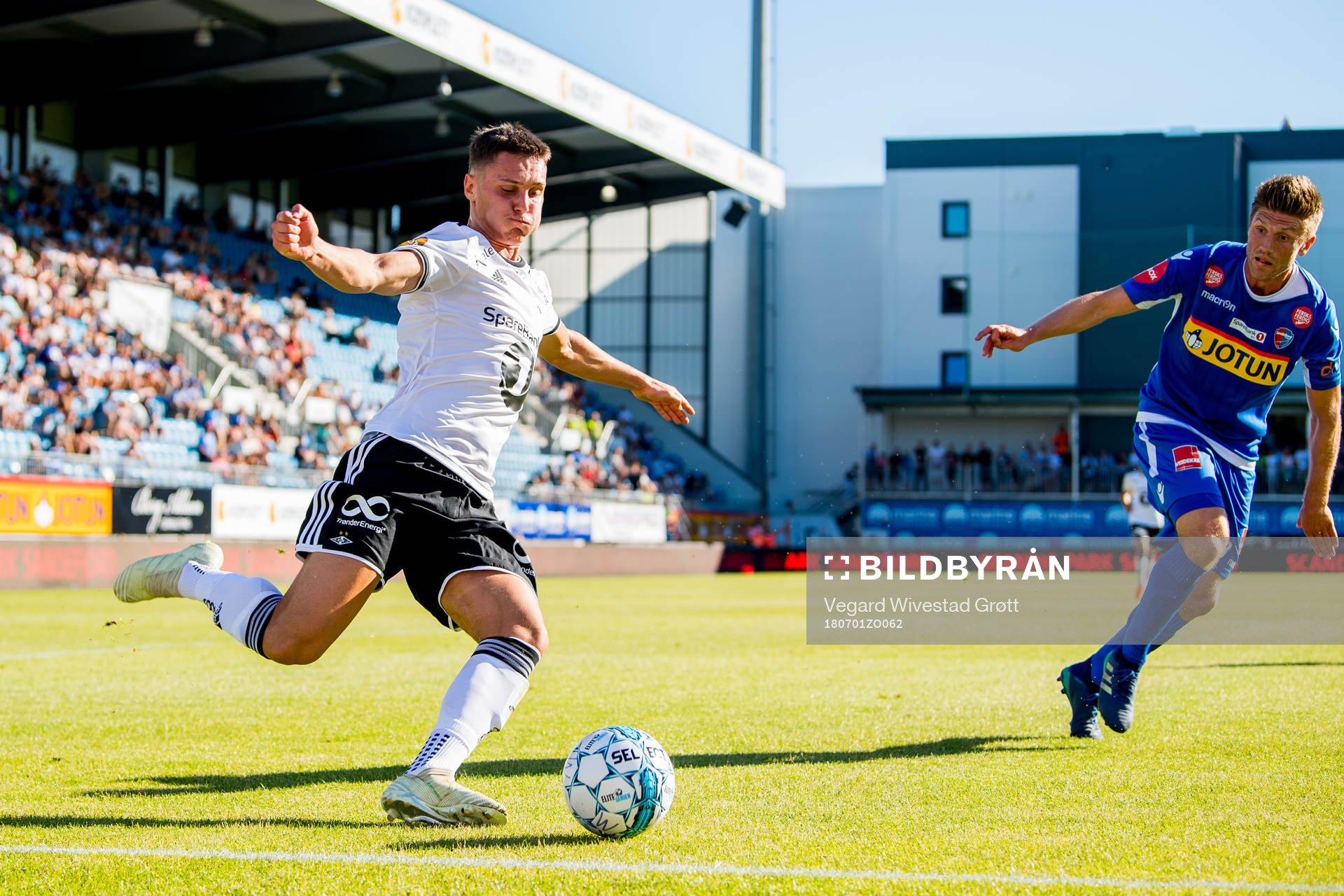 Jonathan Levi of Rosenborg and Erik Mjelde of Sandefjord