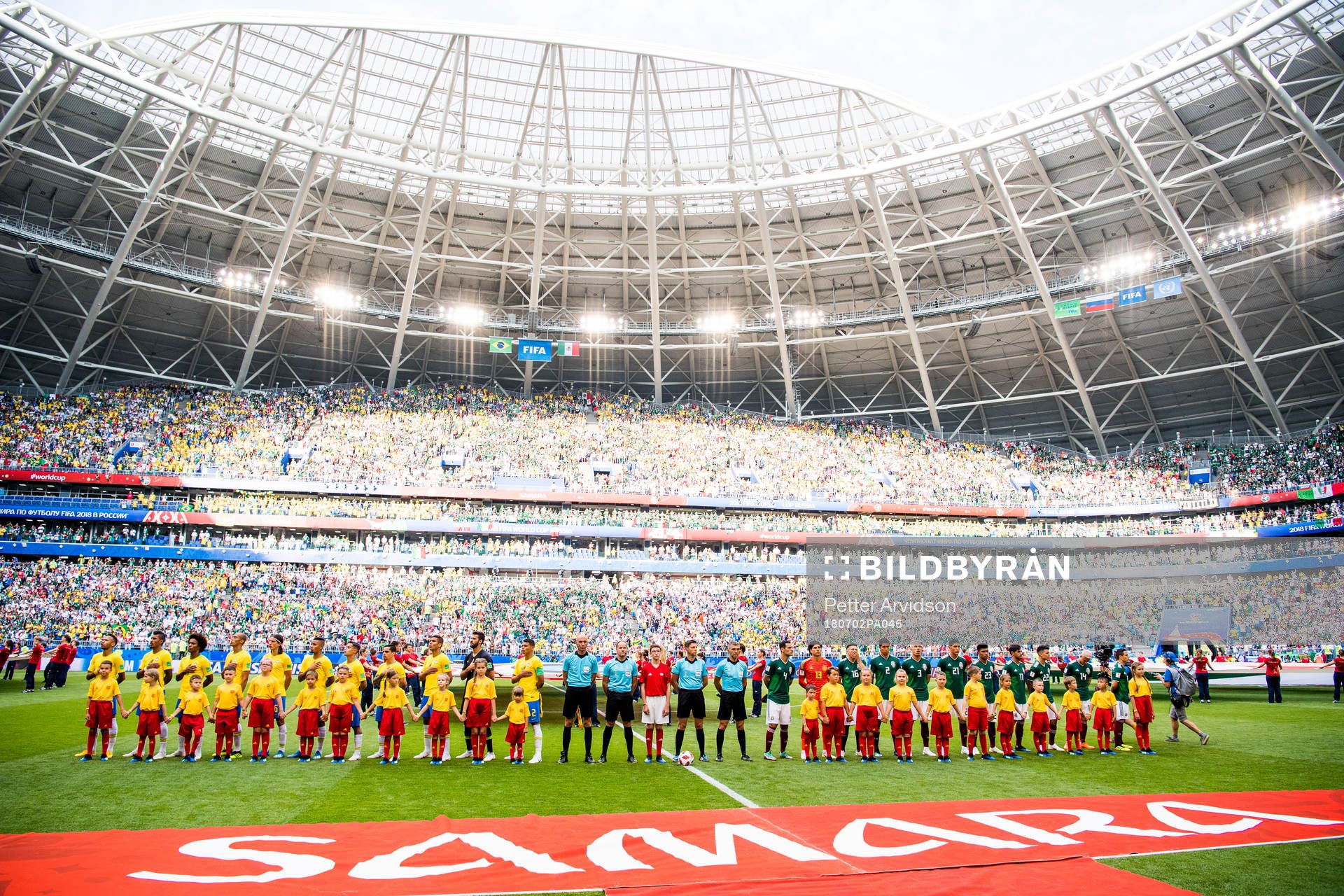 The two teams line up