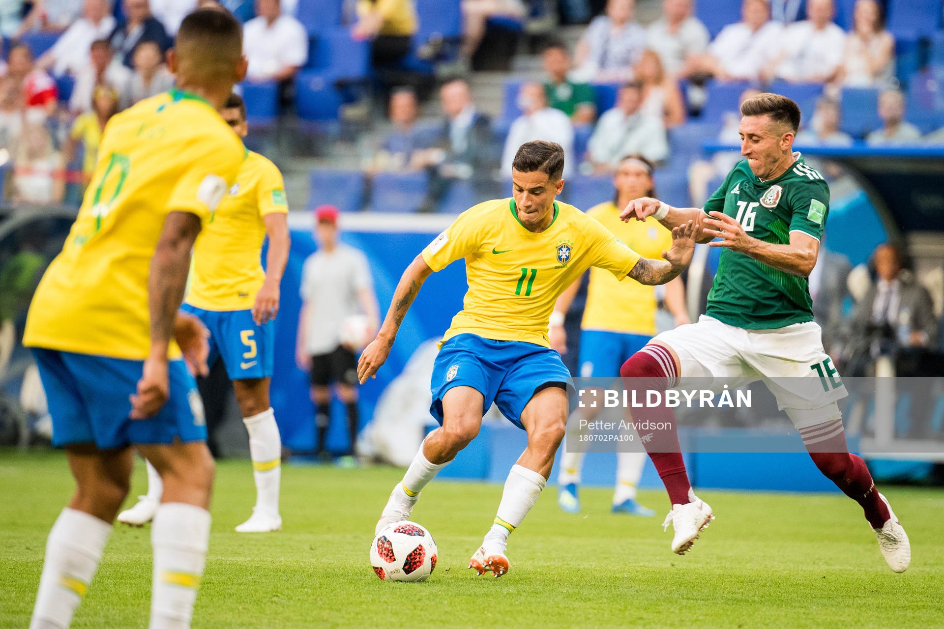 Philippe Coutinho of Brazil and Hector Herrera of Mexico during the FIFA World Cup round of 16 match between Brazil and Mexico on July 2, 2018 in Samara.