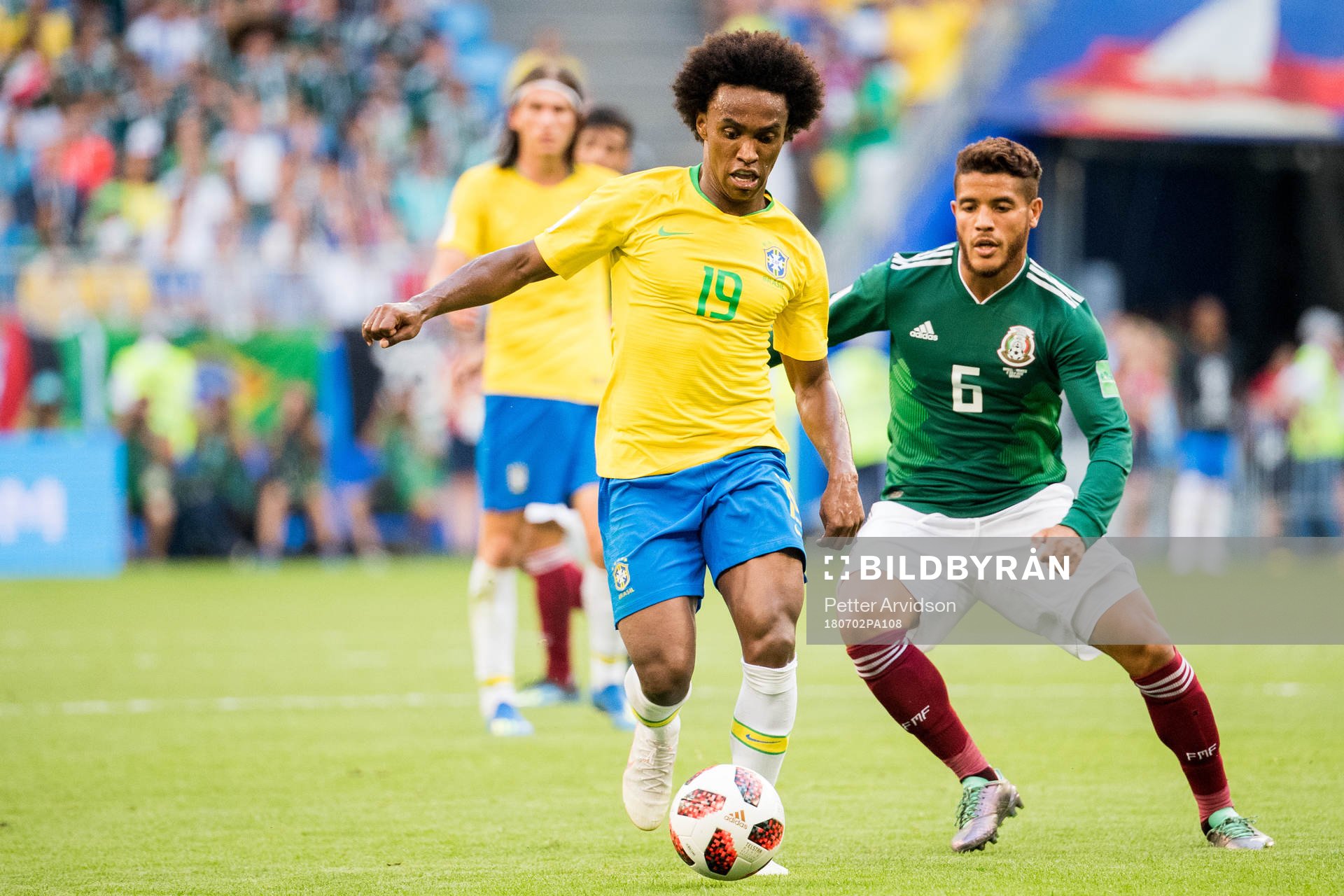 Willian of Brazil and Jonathan Dos Santos of Mexico during the FIFA World Cup round of 16 match between Brazil and Mexico on July 2, 2018 in Samara.