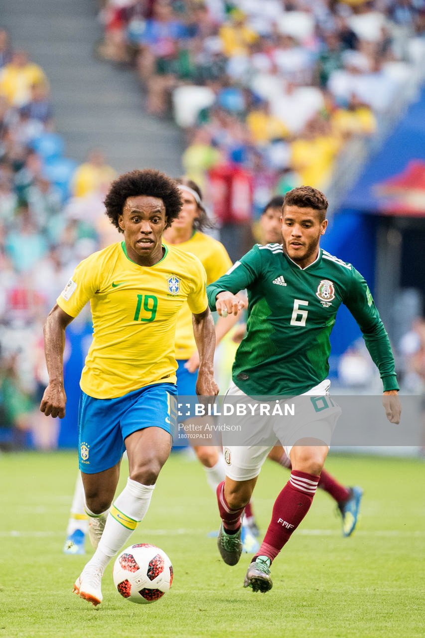 Willian of Brazil and Jonathan Dos Santos of Mexico during the FIFA World Cup round of 16 match between Brazil and Mexico on July 2, 2018 in Samara.