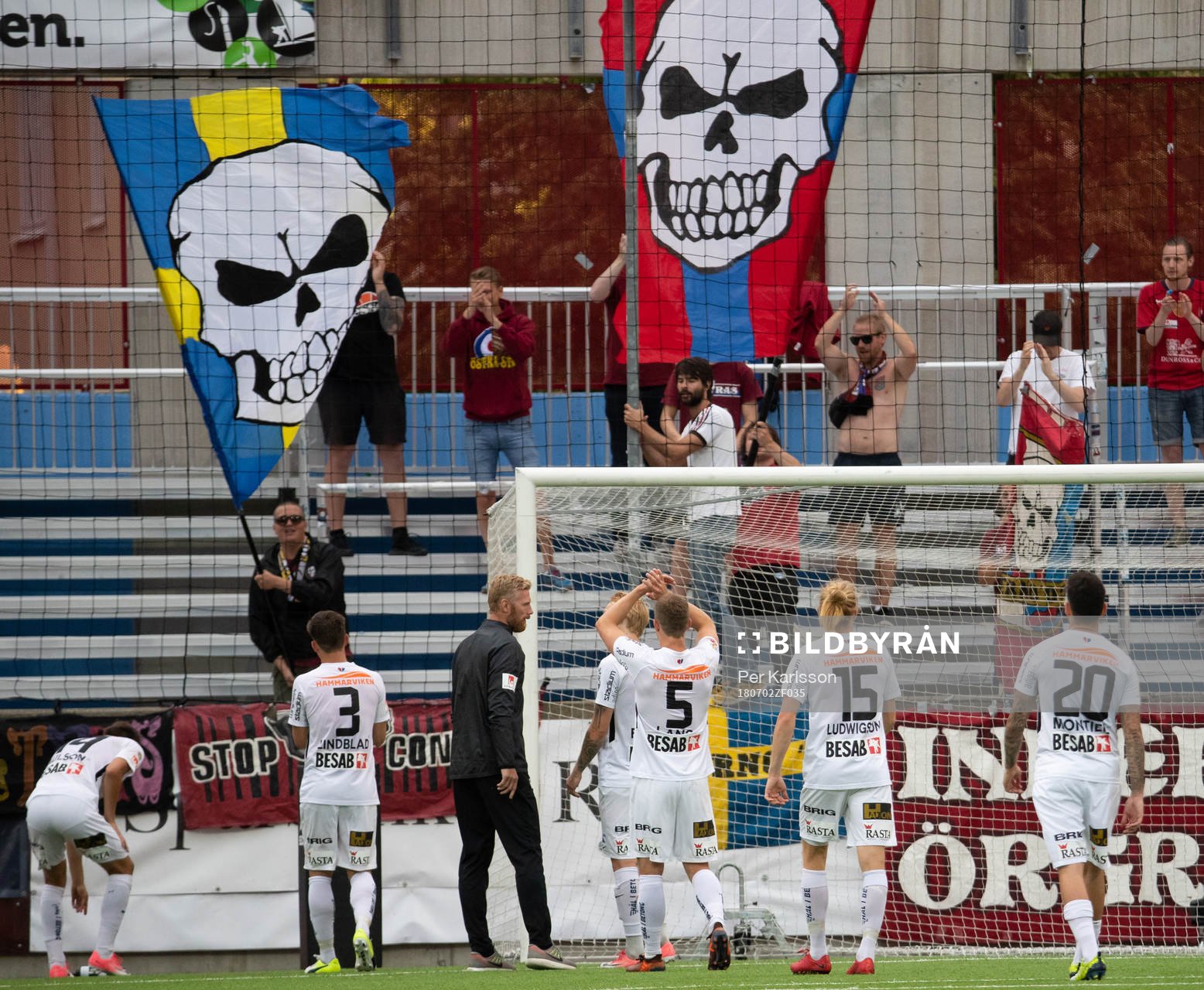 Örgrytes spelare tackar tillresta supporters på läktaren