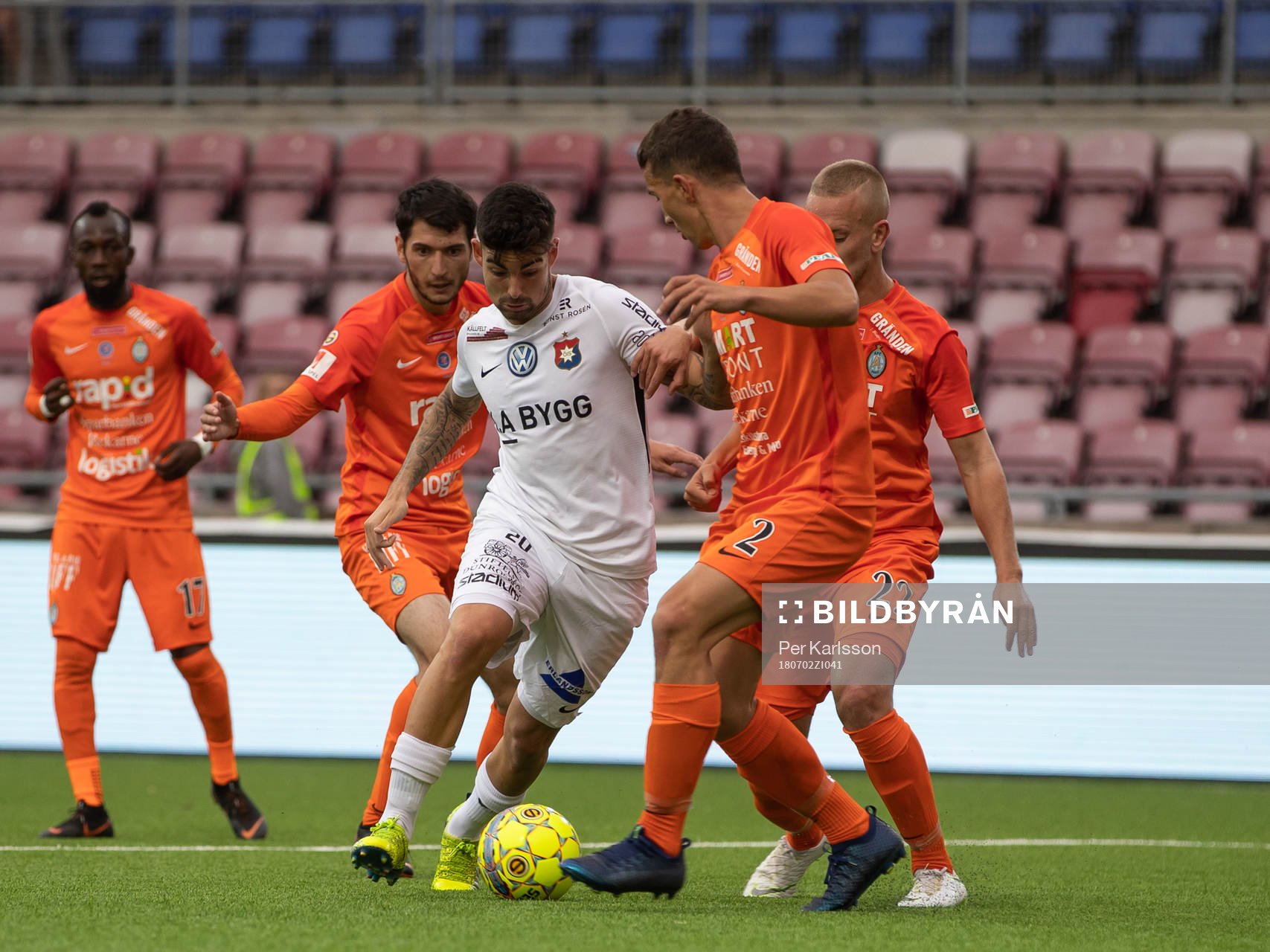 Örgrytes Diego Montiel försöker bryta sig igenom AFC