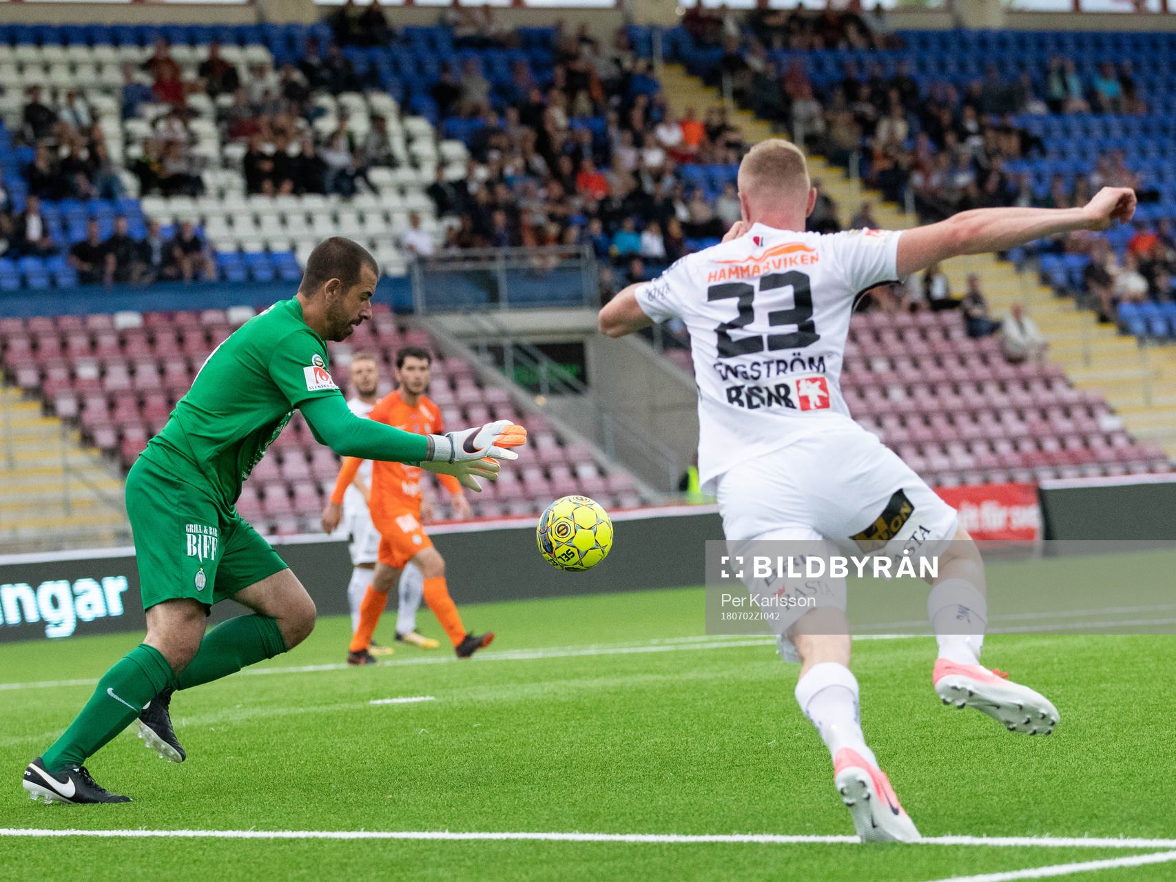 AFC Eskilstunas målvakt Gianluca Curci  med bollen