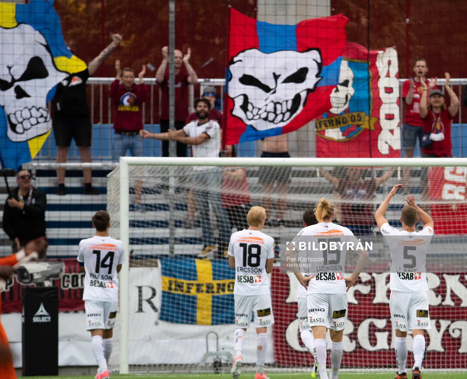 Örgrytes spelare tackar tillresta supporters på läktaren