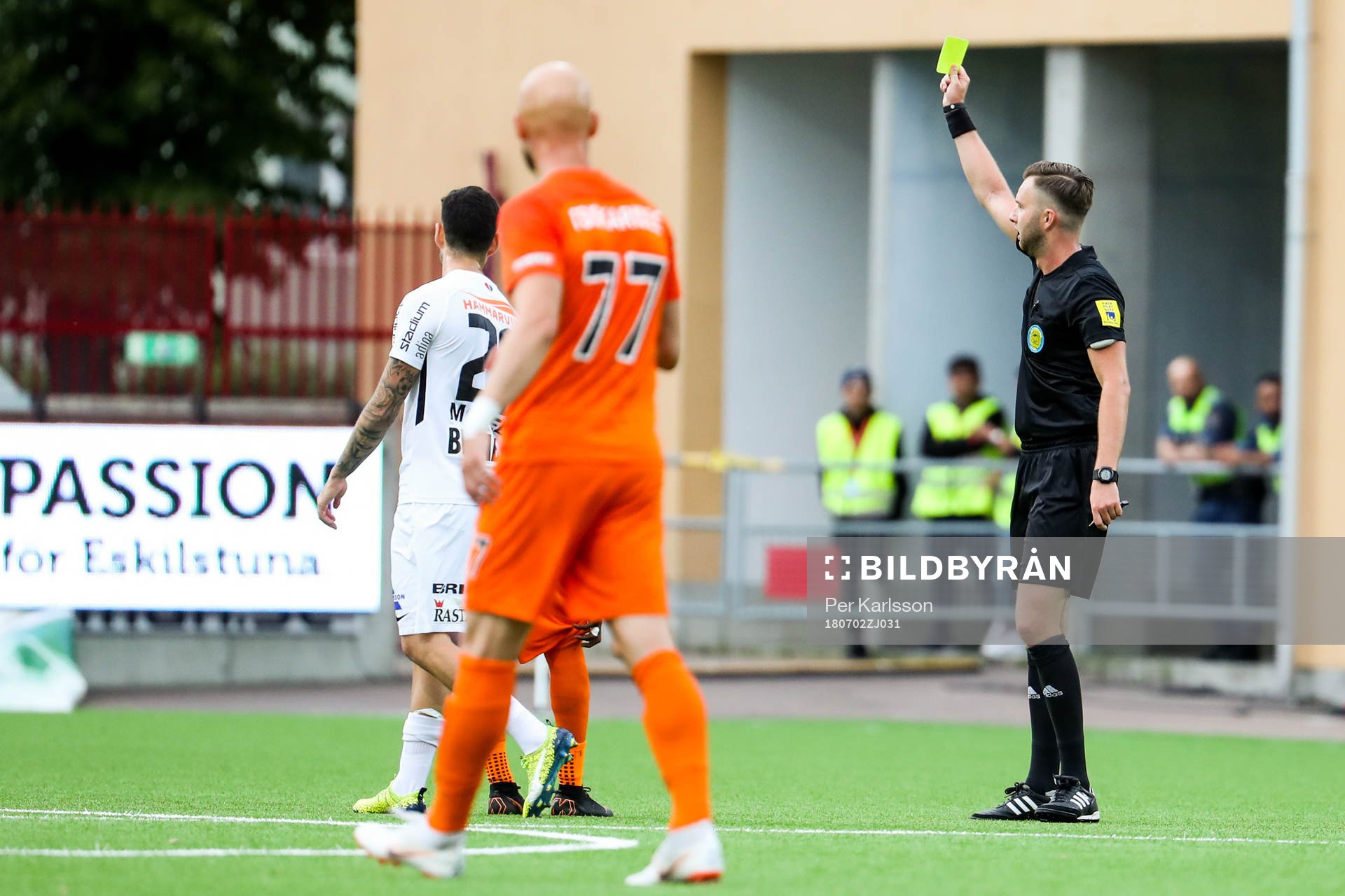 Örgrytes Diego Montiel får ett gult kort