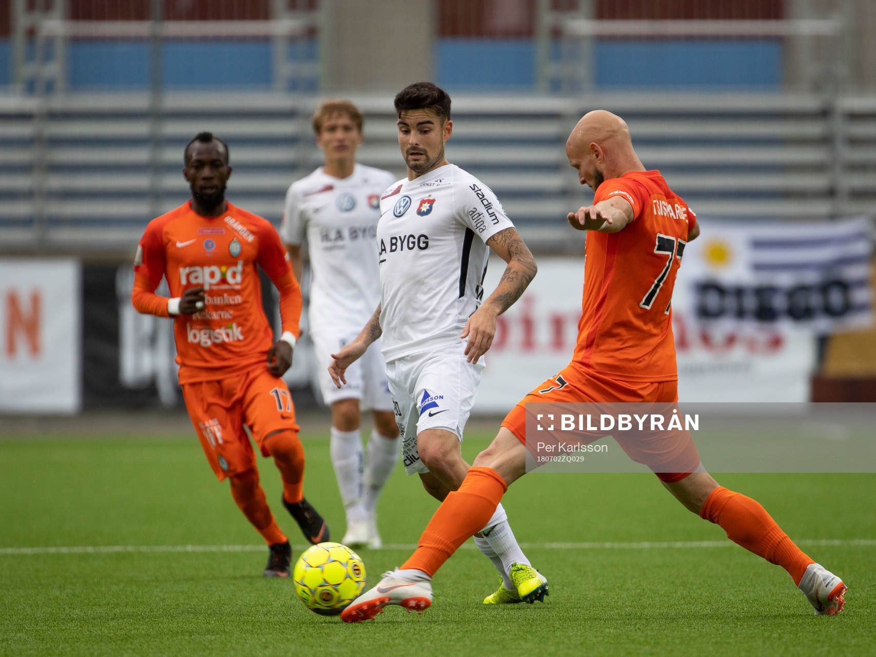 Örgrytes Diego Montiel och AFC Eskilstunas Zourab