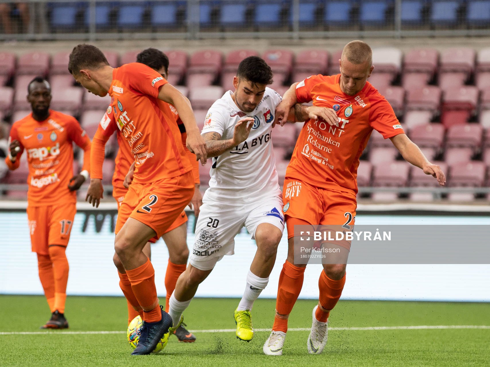 Örgrytes Diego Montiel försöker bryta sig igenom AFC