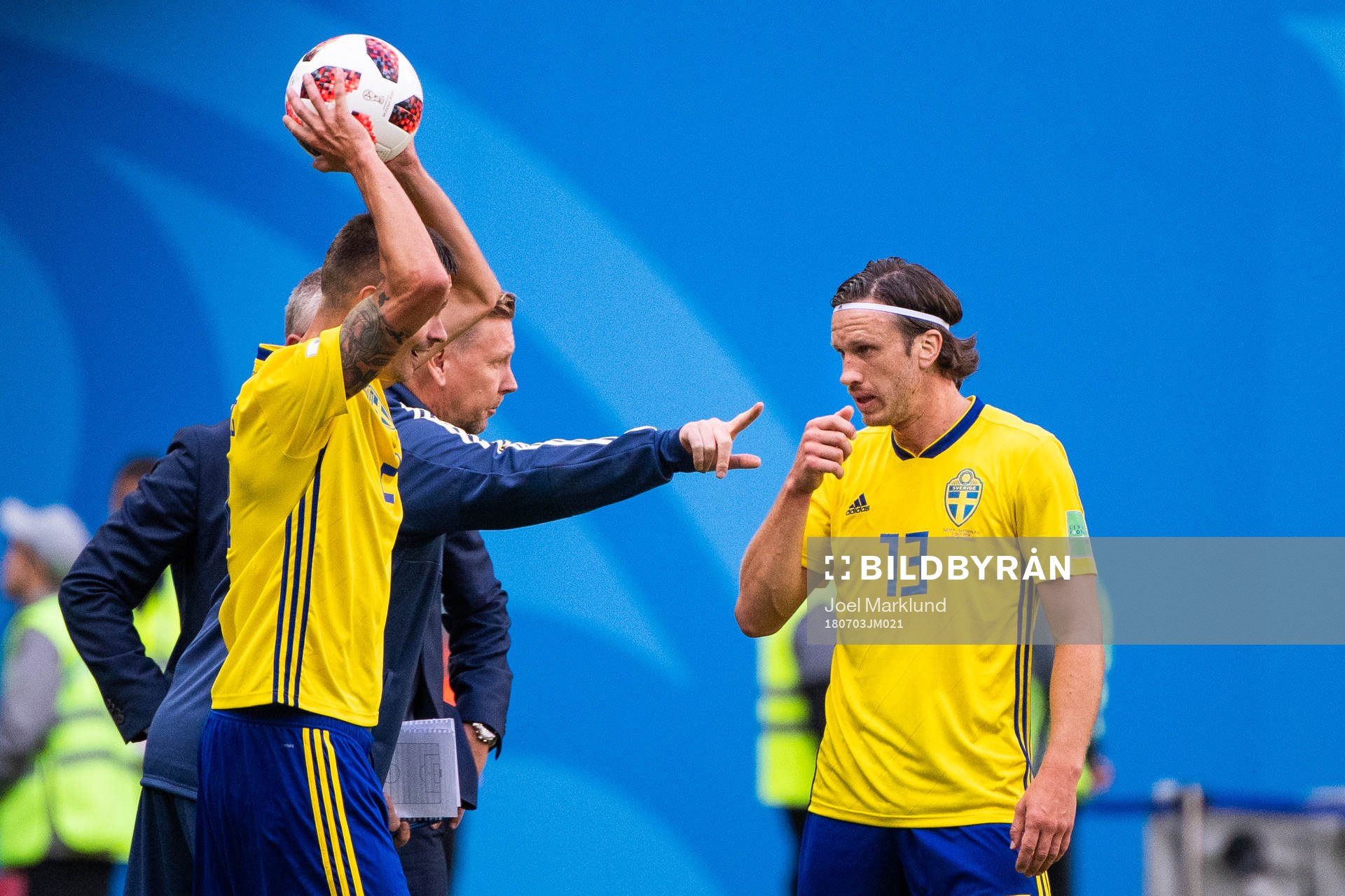 Assistant coach Peter Wettergren gives instructions to