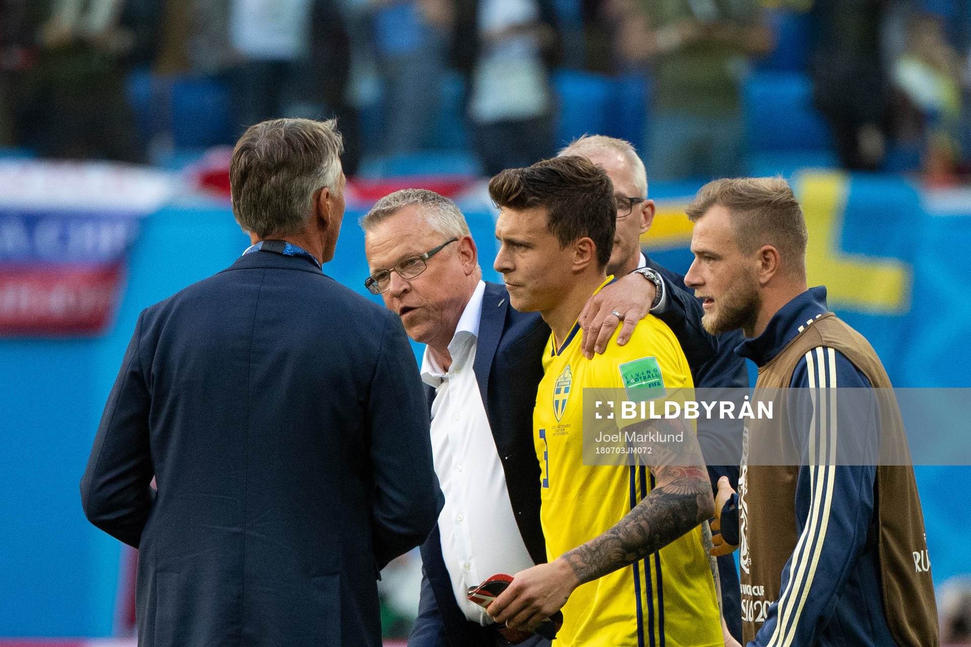 Victor Nilsson Lindelöf reacts and head coach Janne