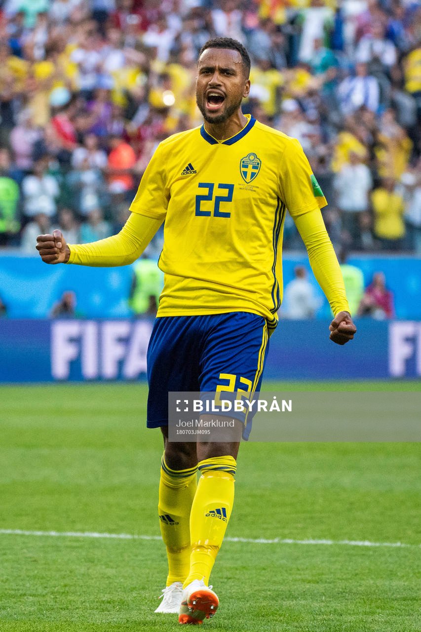 Isaac Kiese Thelin of Sweden celebrate