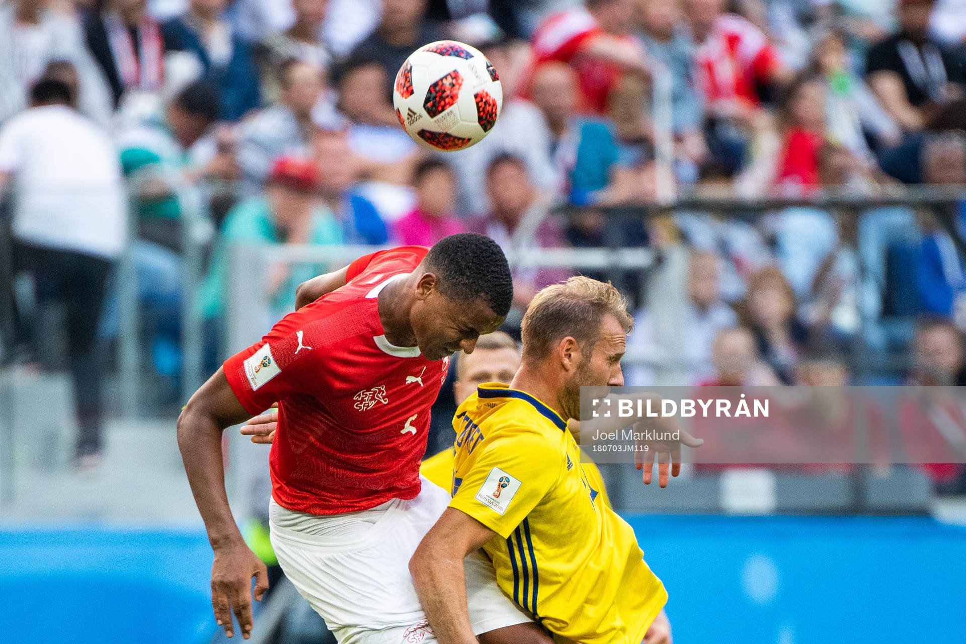 Manuel Akanji of Switzerland and Ola Toivonen of Sweden