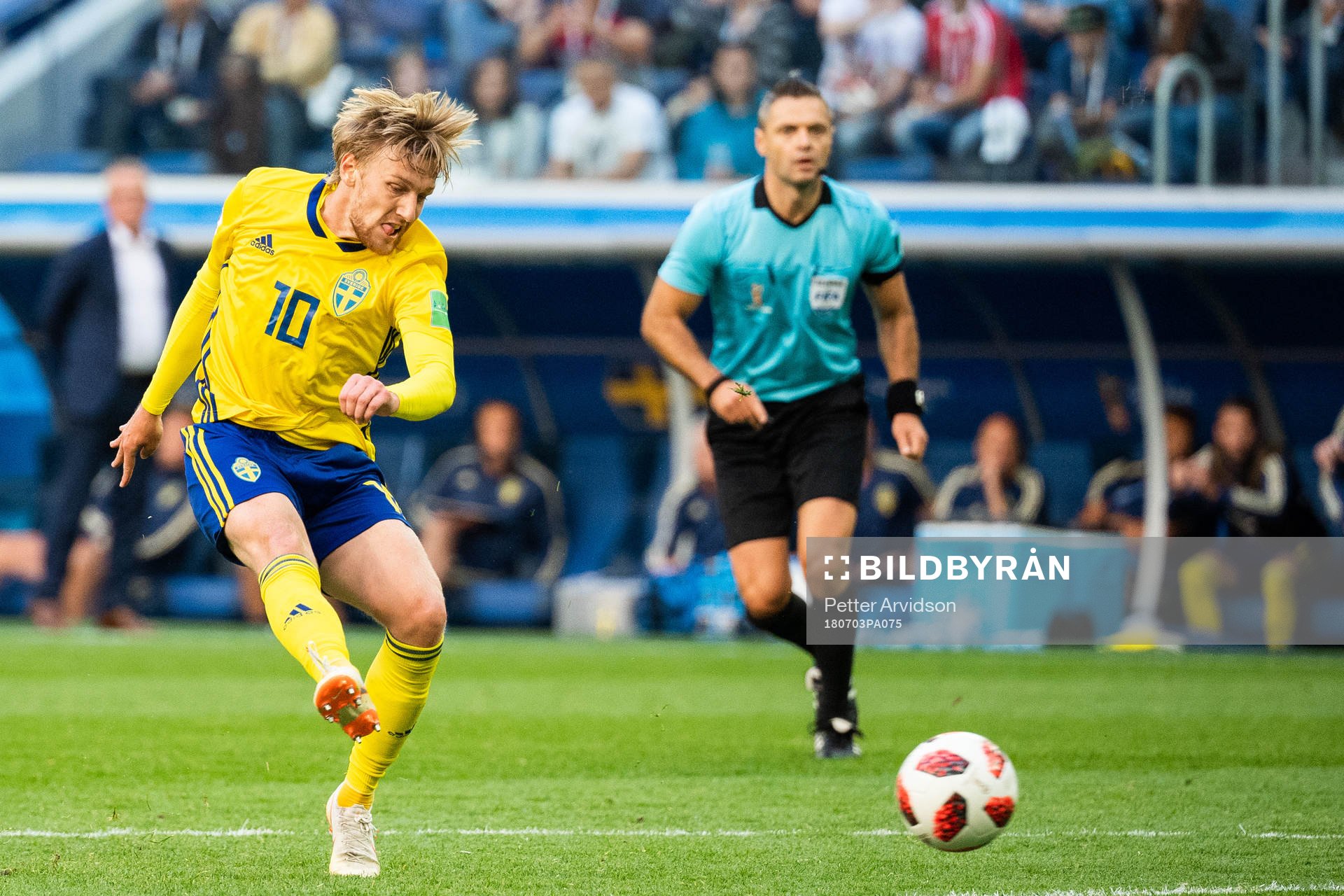 Emil Forsberg of Sweden scores 1-0