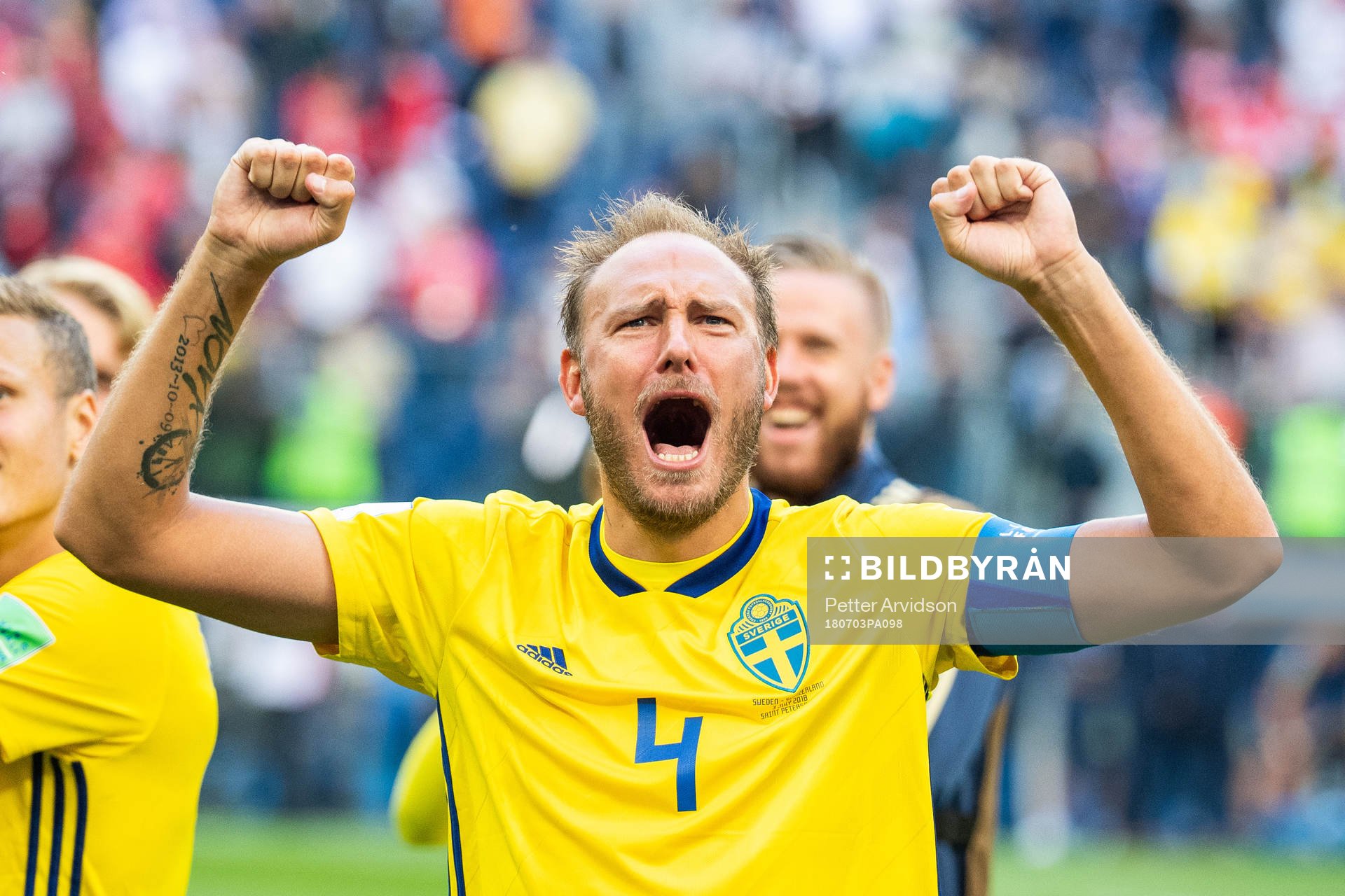 Andreas Granqvist reqognizes the fans of Sweden when he