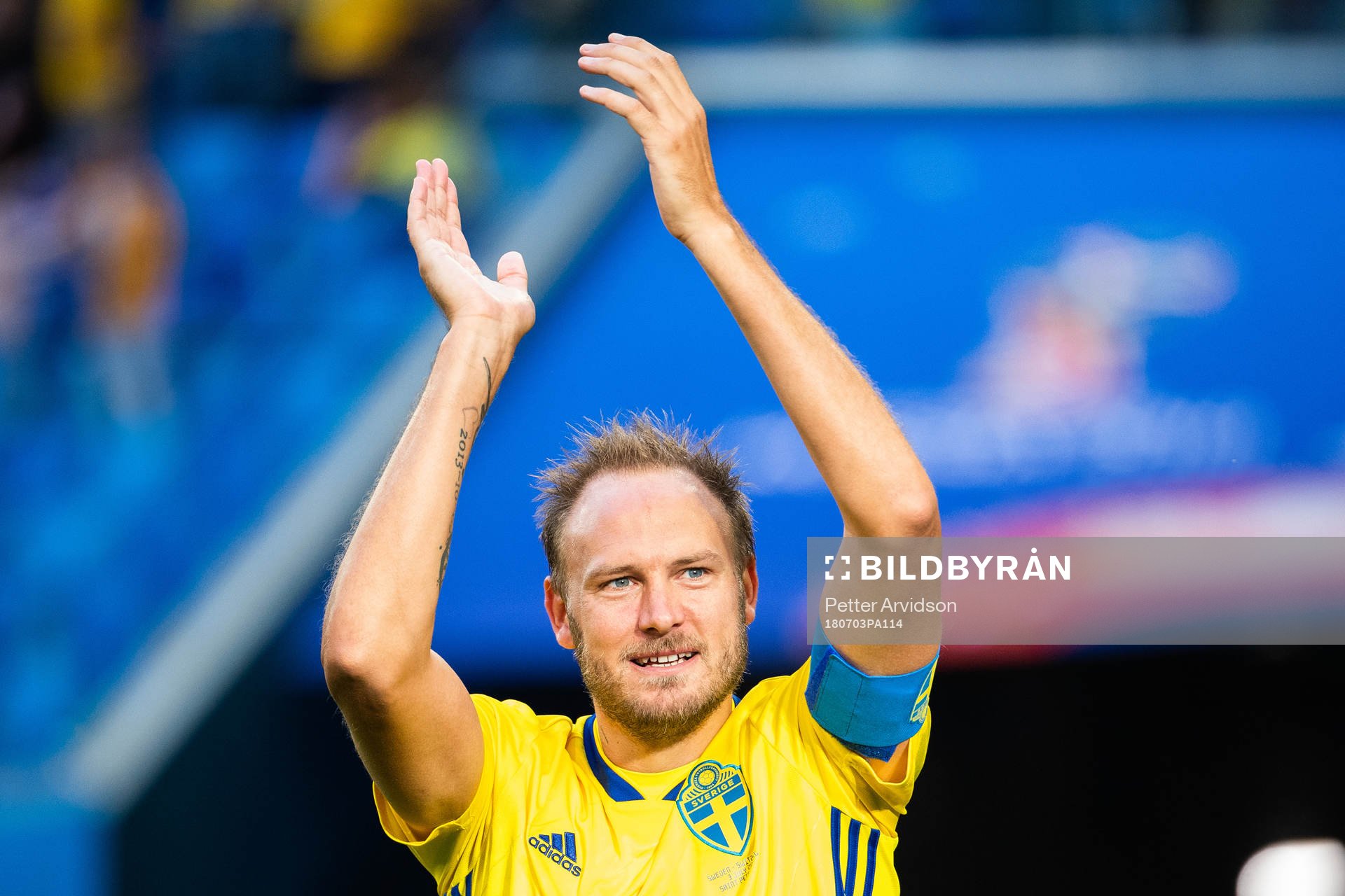 Andreas Granqvist reqognizes the fans of Sweden when he