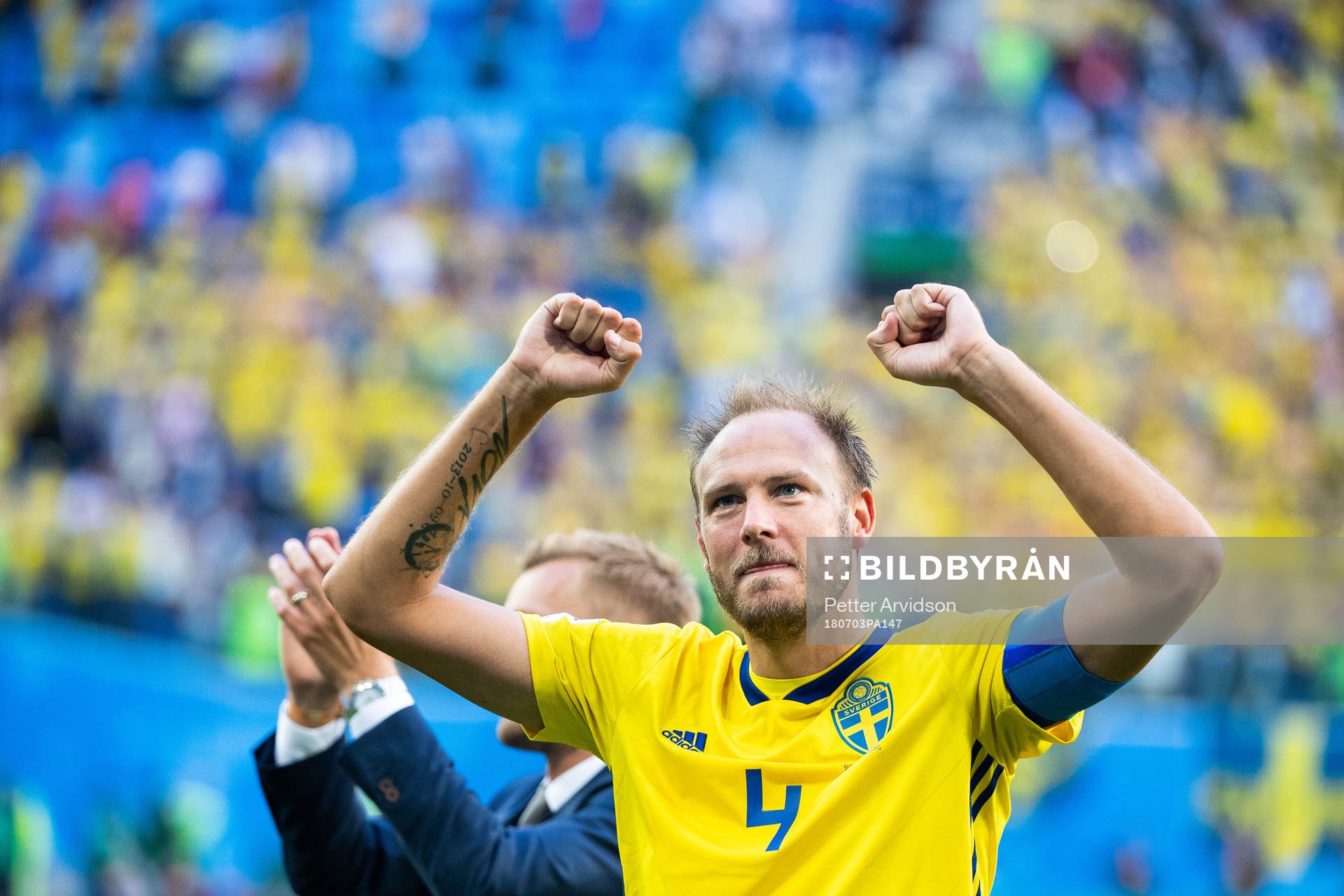 Andreas Granqvist reqognizes the fans of Sweden when he