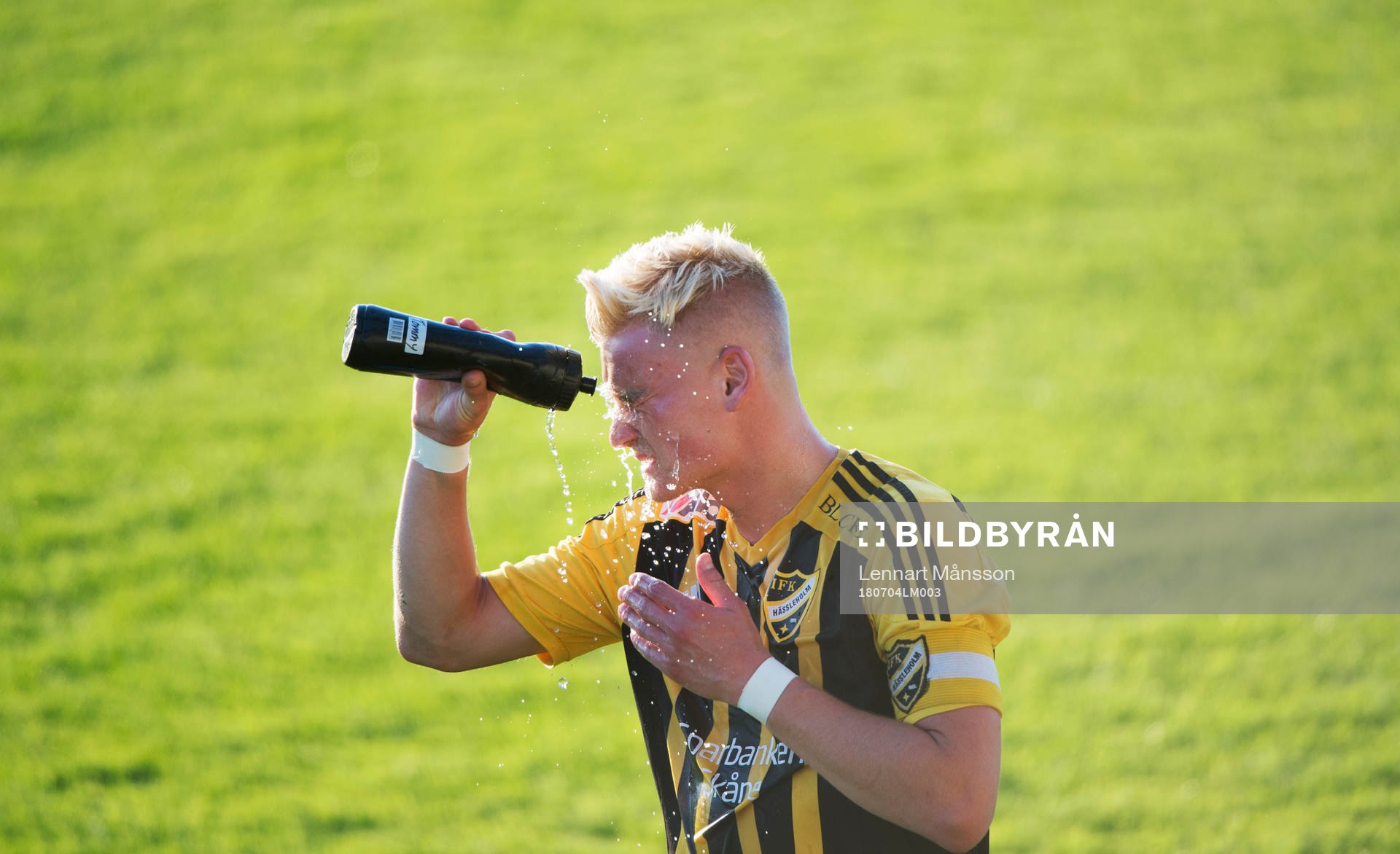 IFK Hässleholms Linus Svensson svalkar sig i matchen i division 2 mellan IFK Hässleholm och Nässjö FF i Hässleholm 4 juli2018.  