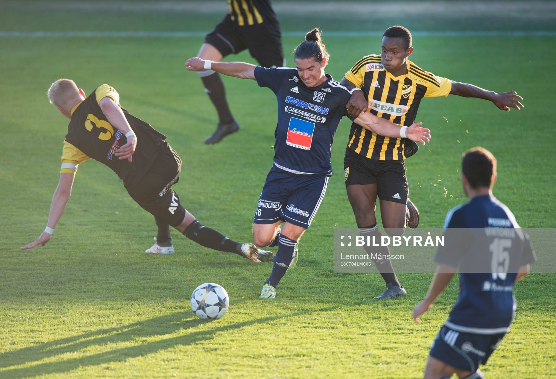 IFK Hässleholms Linus Svensson och Carl Mujaguzi i matchen