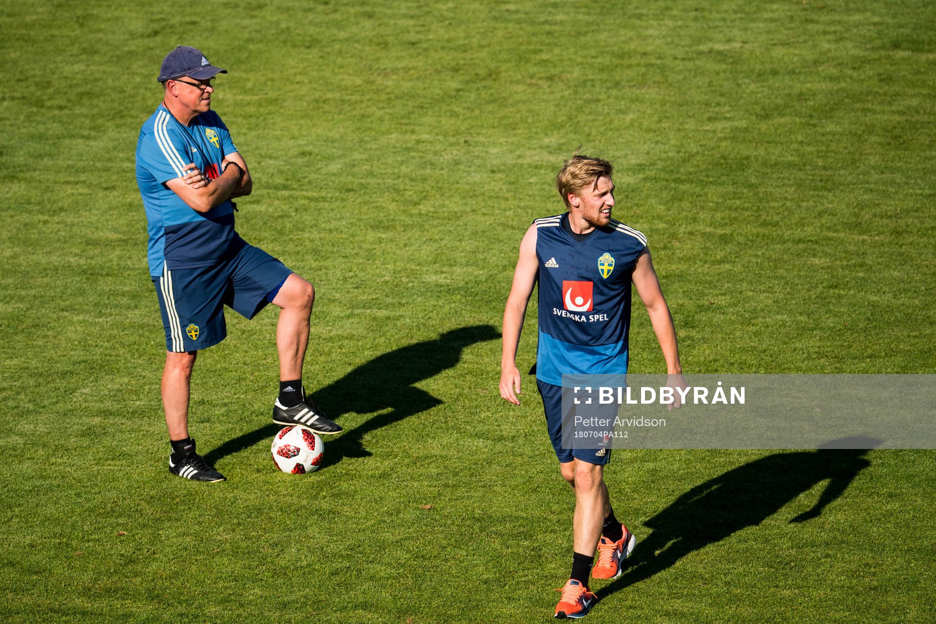 Head coach Janne Andersson and Emil Forsberg of the Swedish