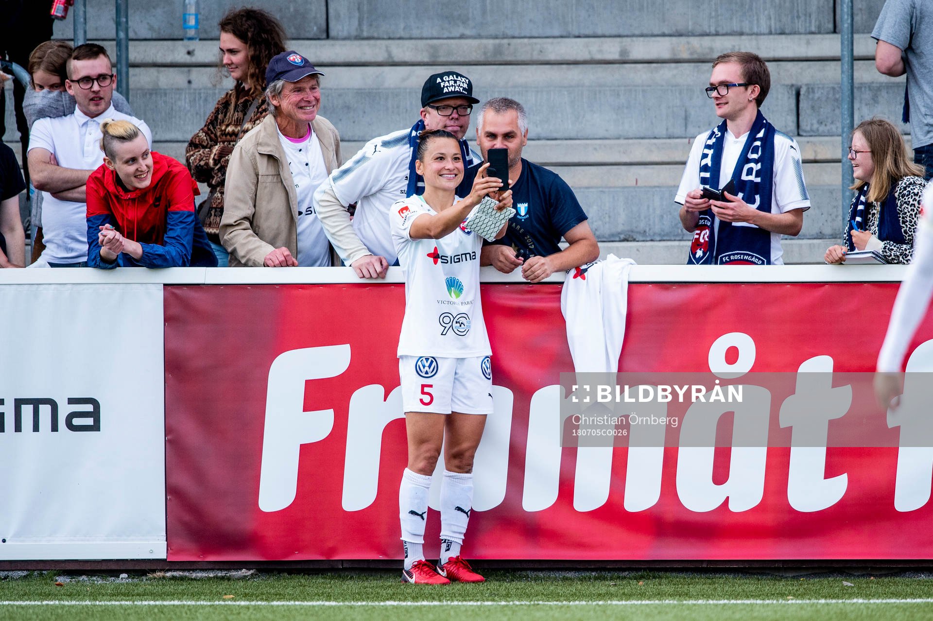 Rosengårds Alexandra Lowe Riley tackas av publiken