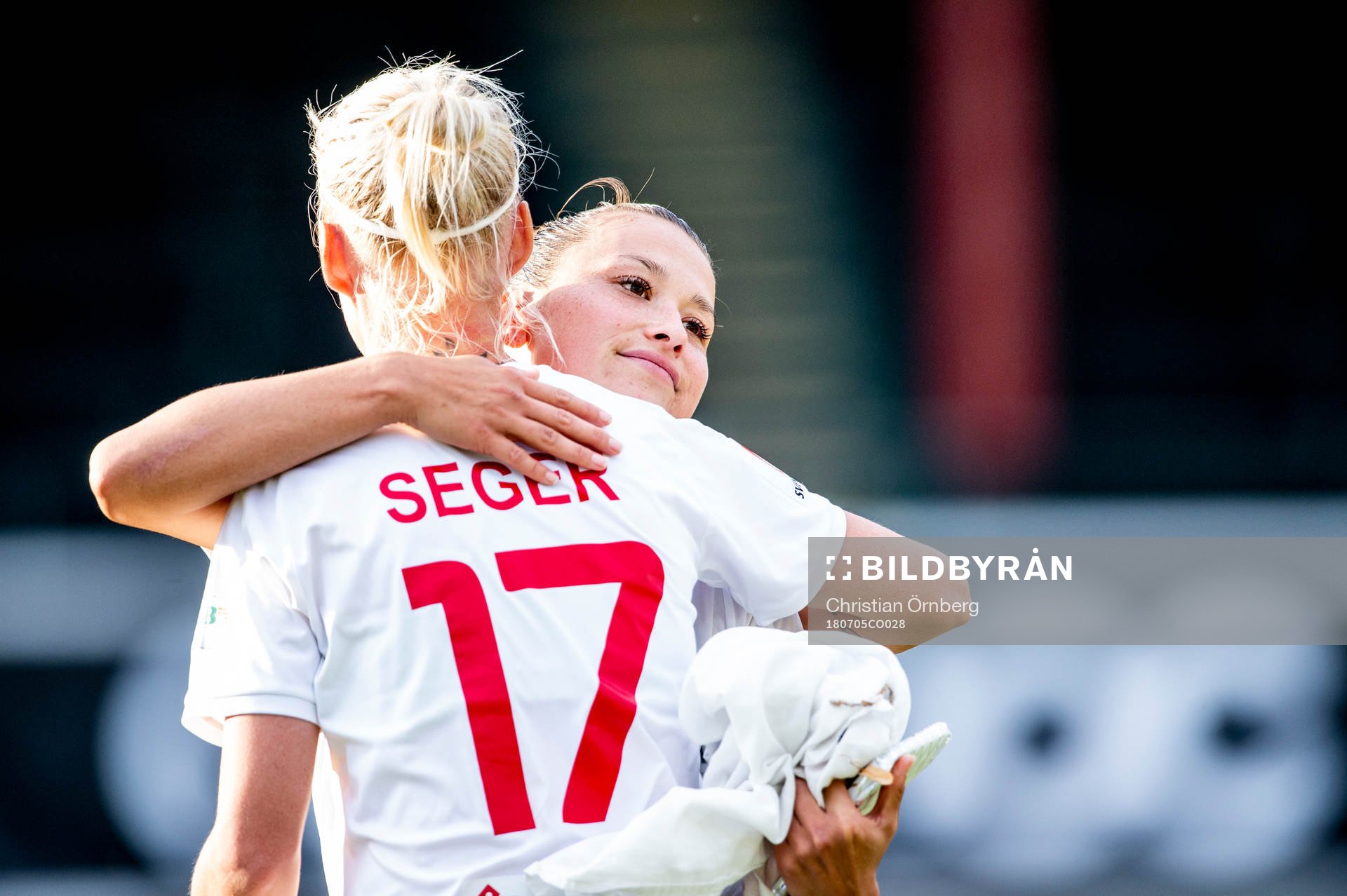 Rosengårds Caroline Seger ger Alexandra Lowe Riley en kram