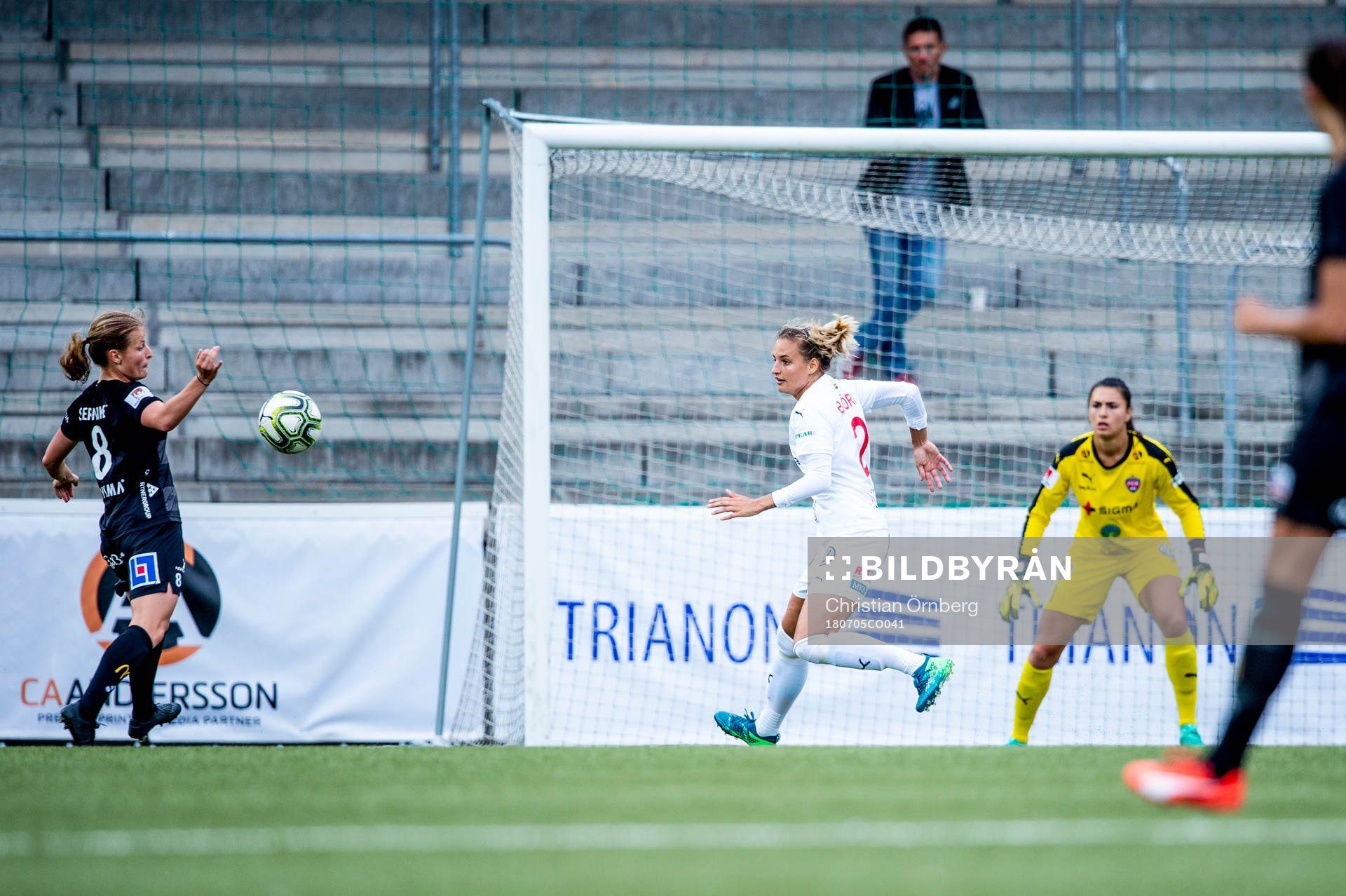 Växjös Anna Anvegård på väg att göra 1-0 på målvakt